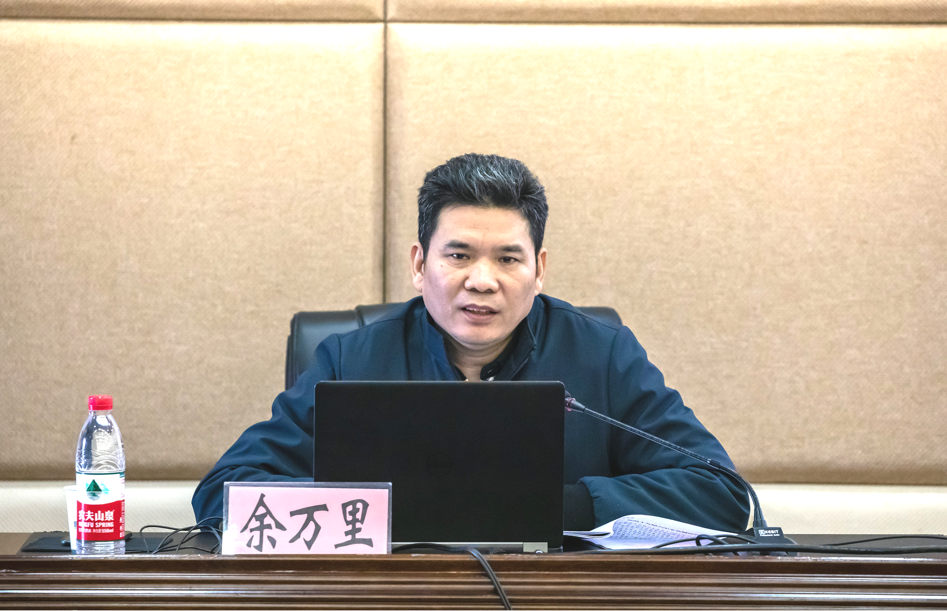 余萬里同志作宣講報告