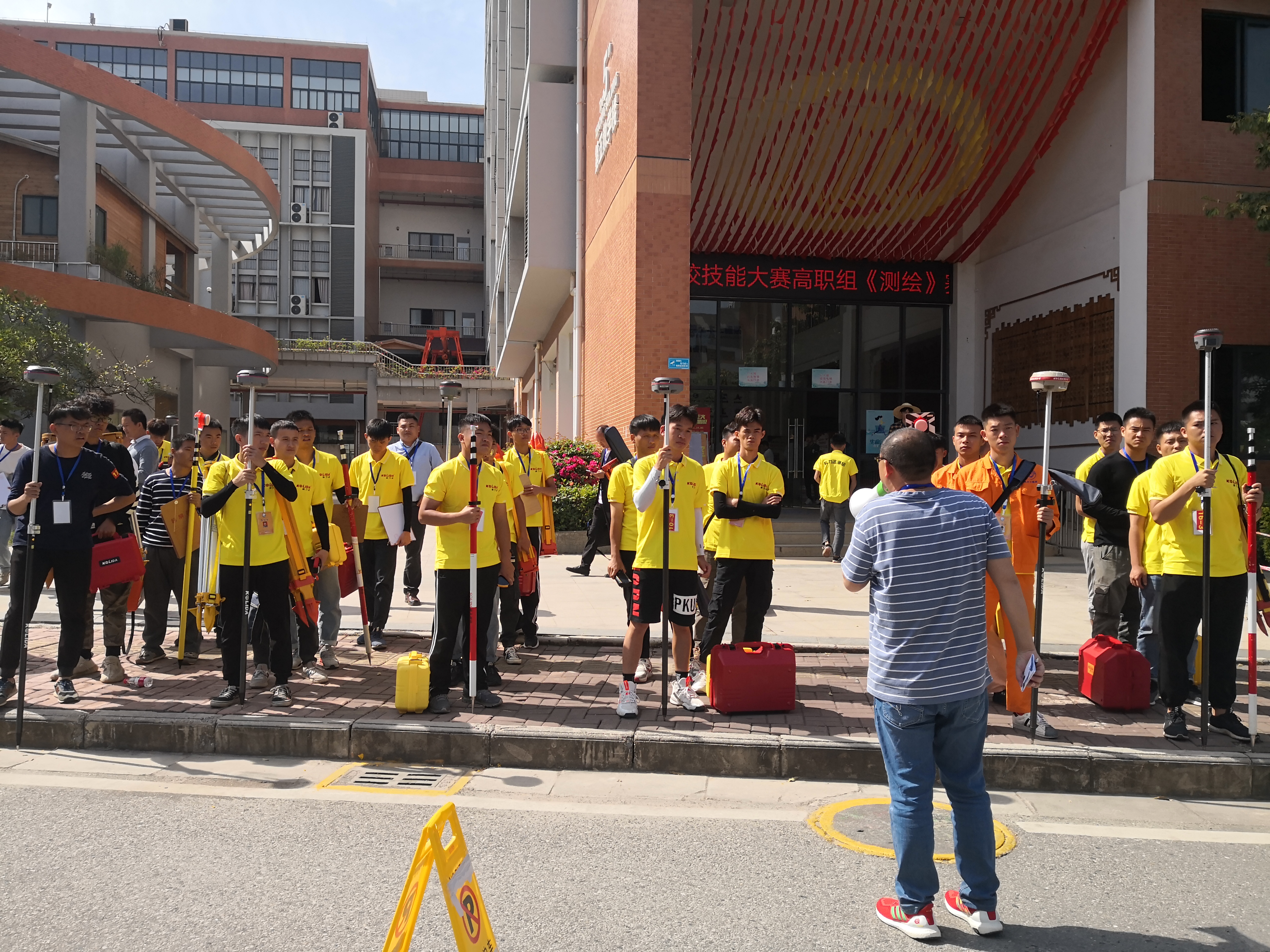 “測繪”賽項裁判長對參賽選手進行賽前說明