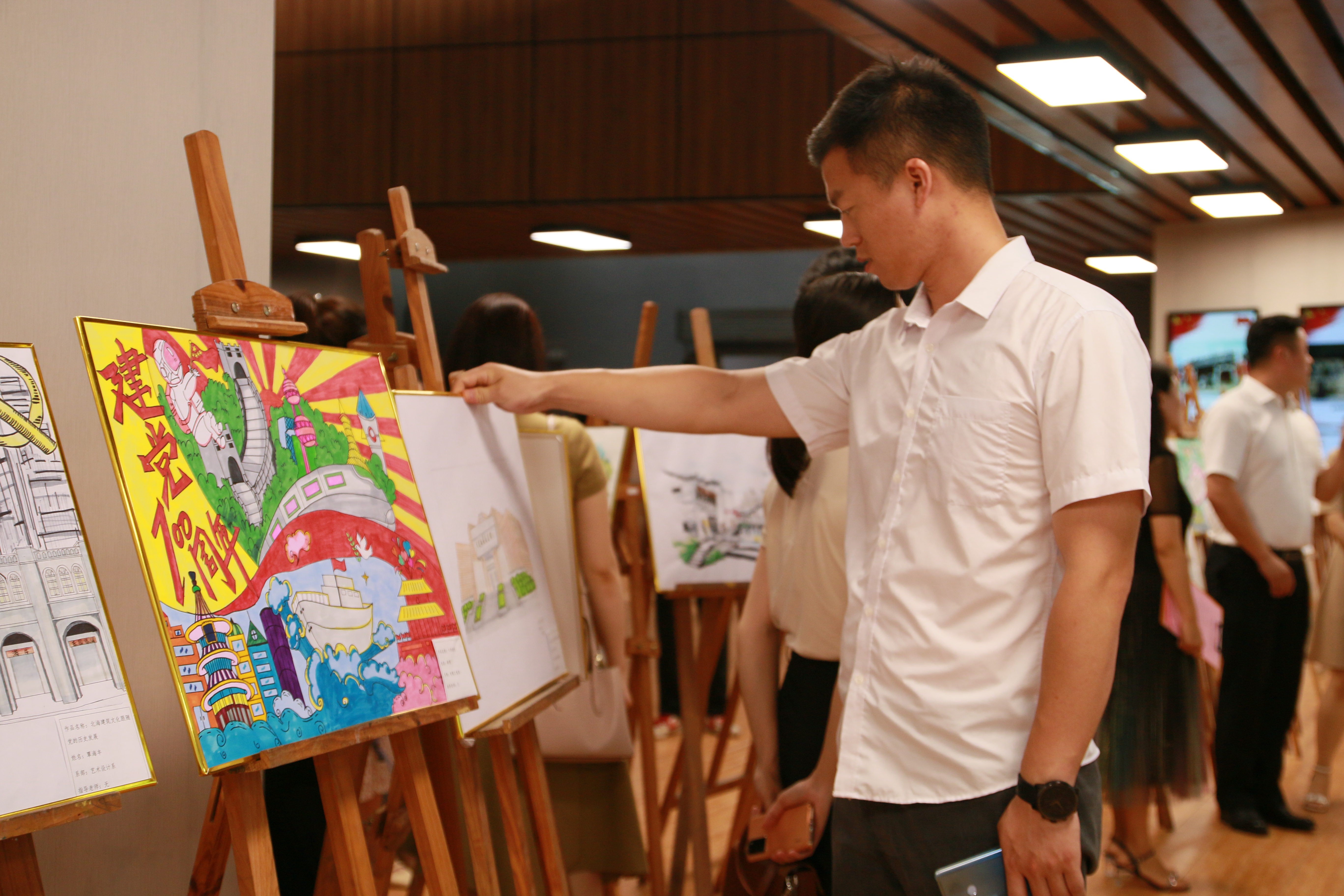 “永遠跟黨走?手繪家鄉變化主題大賽獲獎作品”展覽一角