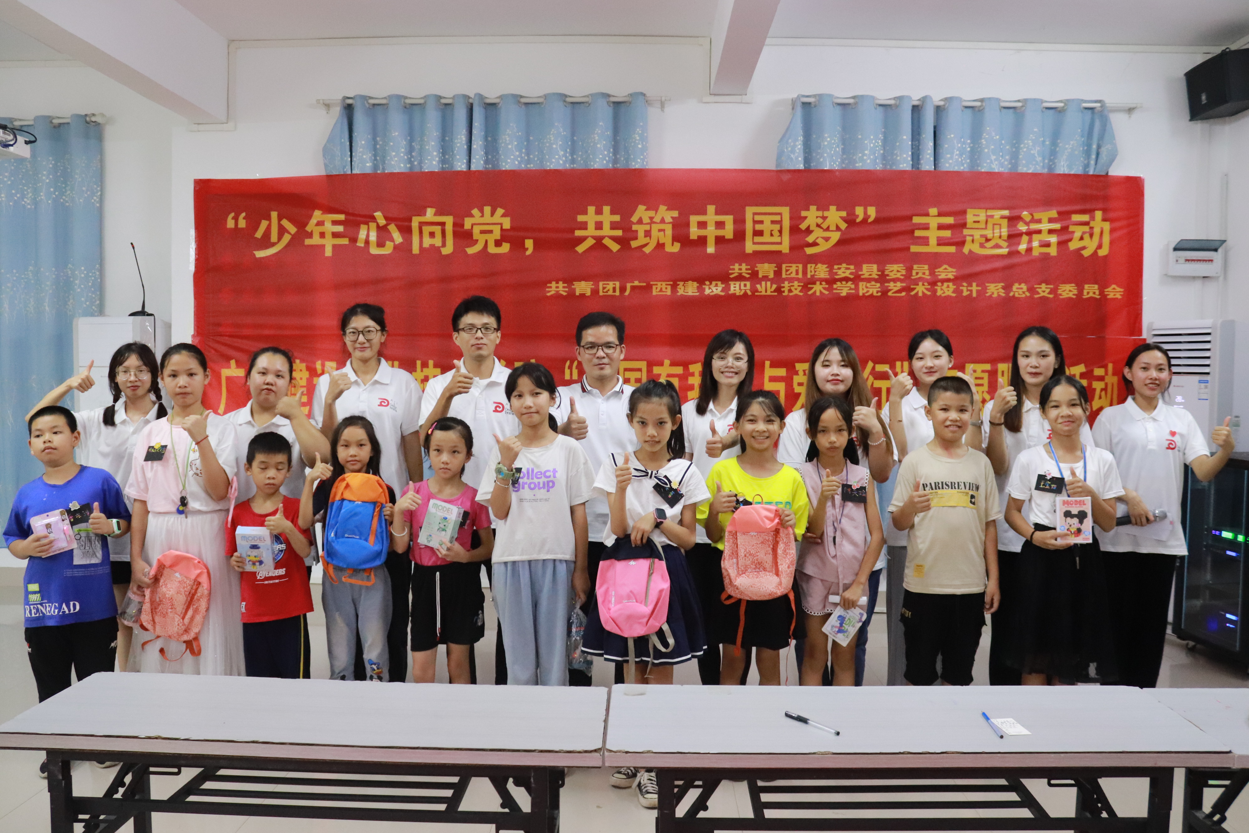 主題演講比賽全體參賽選手與指導老師們合照