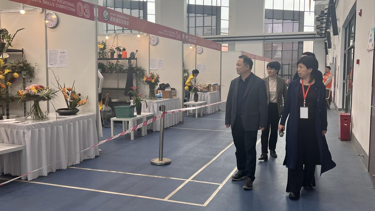 梁偉副校長與花藝裁判長走訪花藝賽項