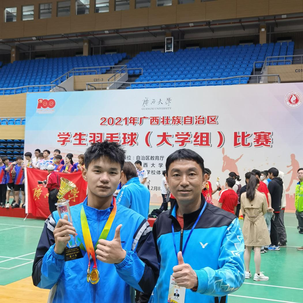 朱偉老師與獲男子單打冠軍的管理工程學(xué)院盧靖杰同學(xué)合影