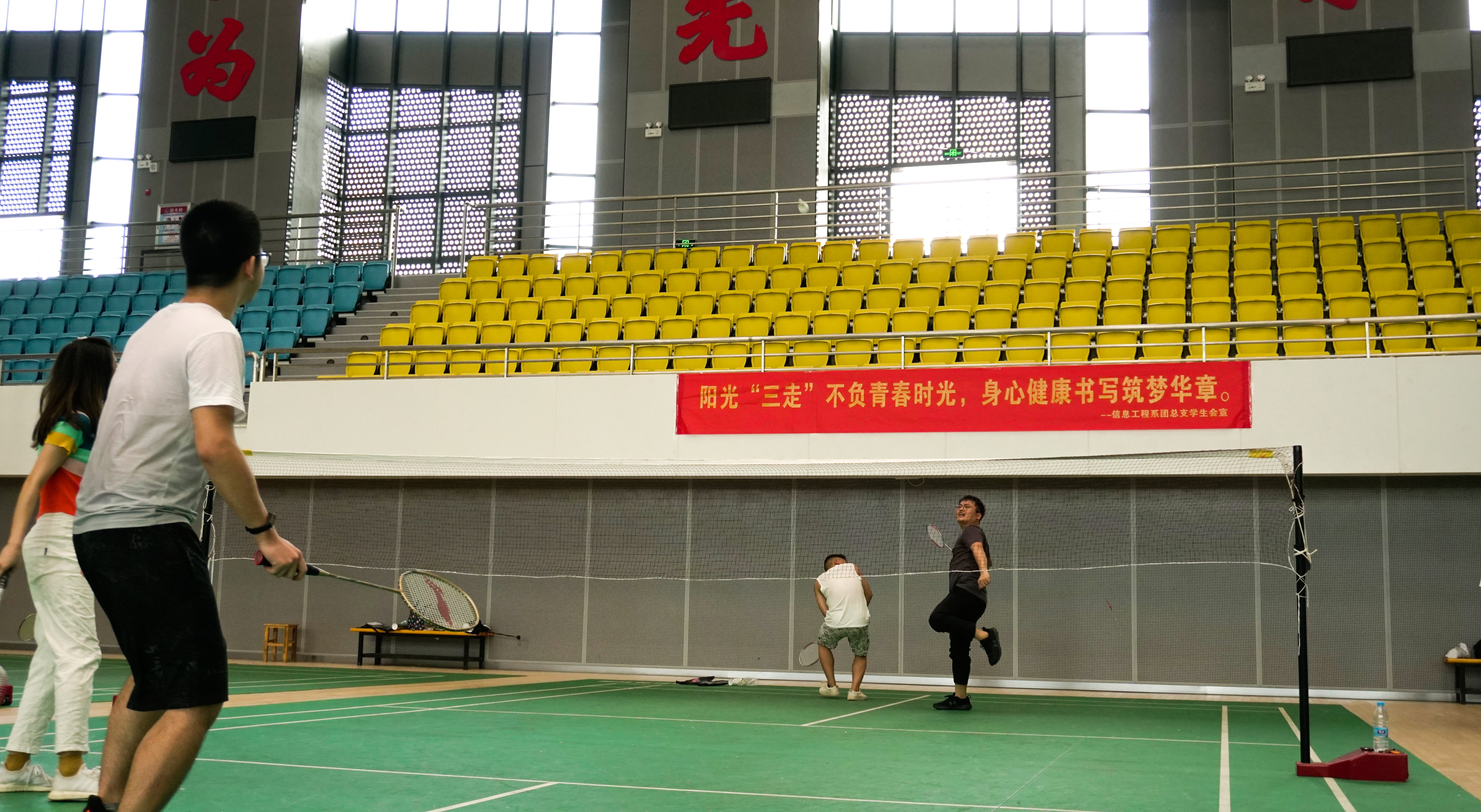 師生共同參與羽毛球運動