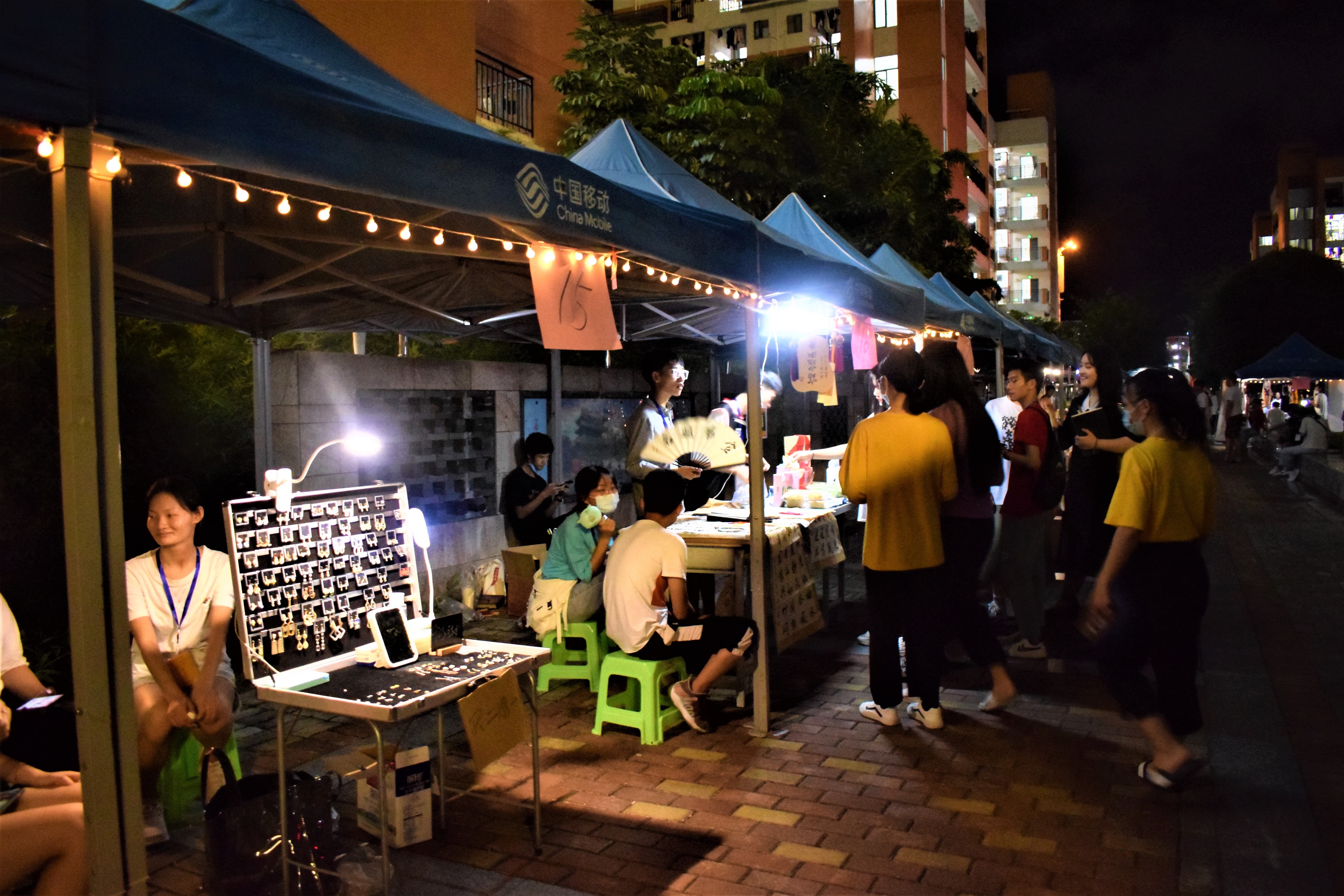 夜幕下人頭攢頭的市集現場