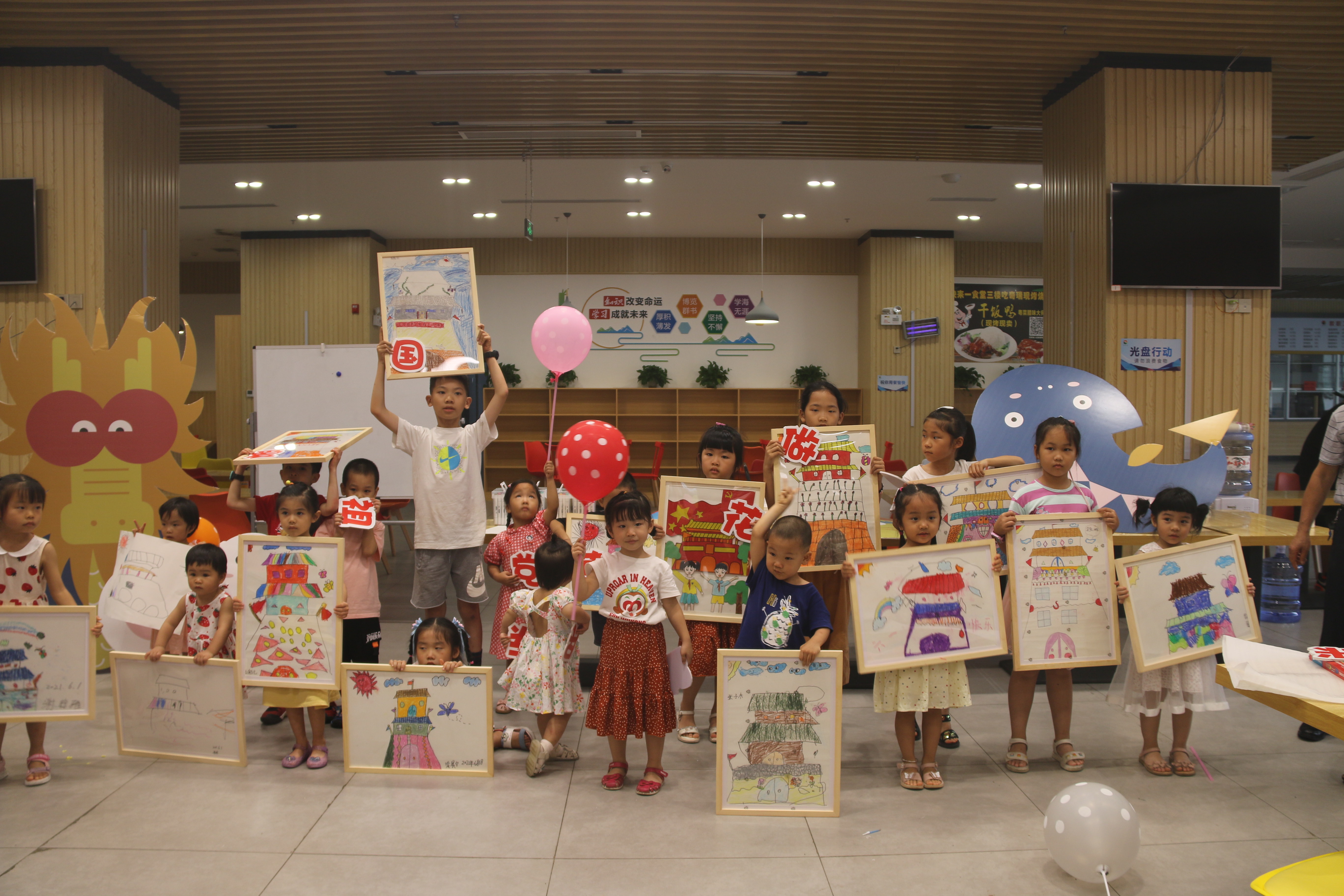 小朋友的繪畫作品展示