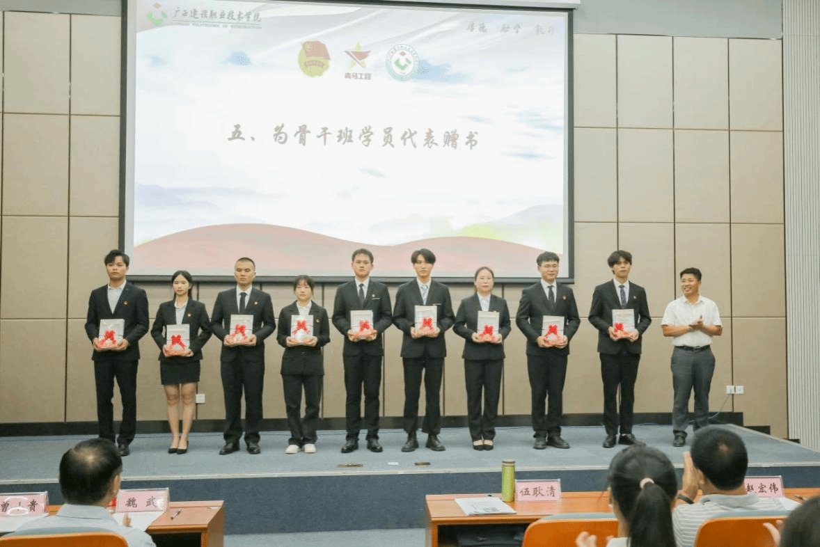 伍耿清副校長為學(xué)員代表贈書