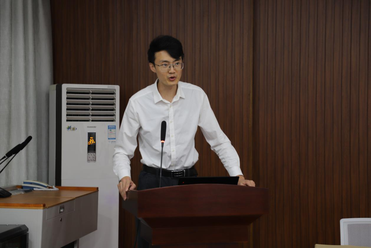 徐飛副教授在磨課會(huì)上說(shuō)課