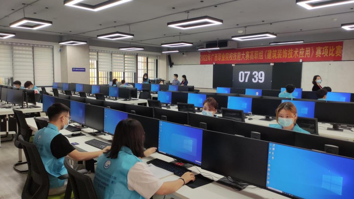 賽場內參賽選手們嚴肅認真、沉著冷靜地展現了自身精湛的專業技能