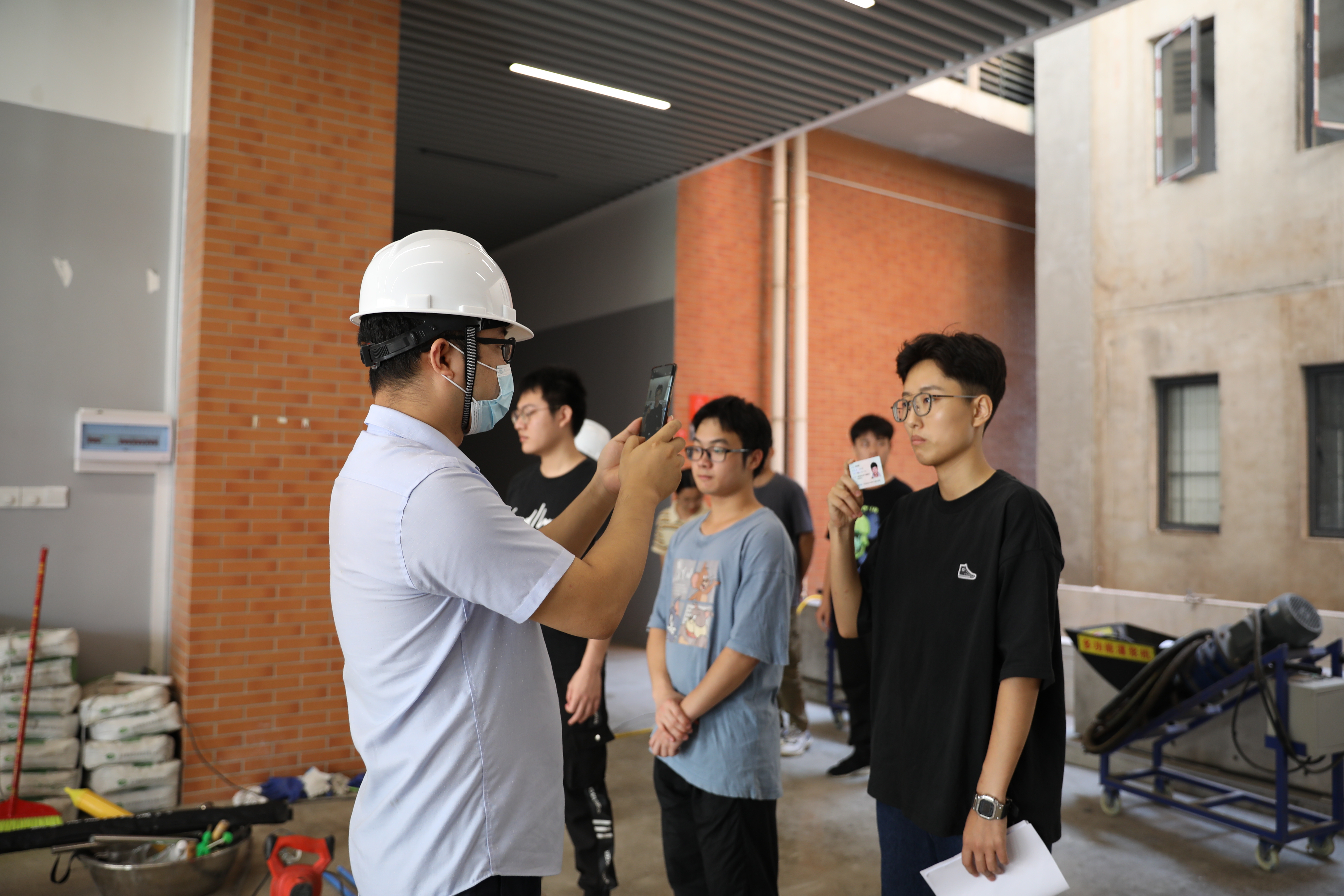 考評員認(rèn)真核對考生信息