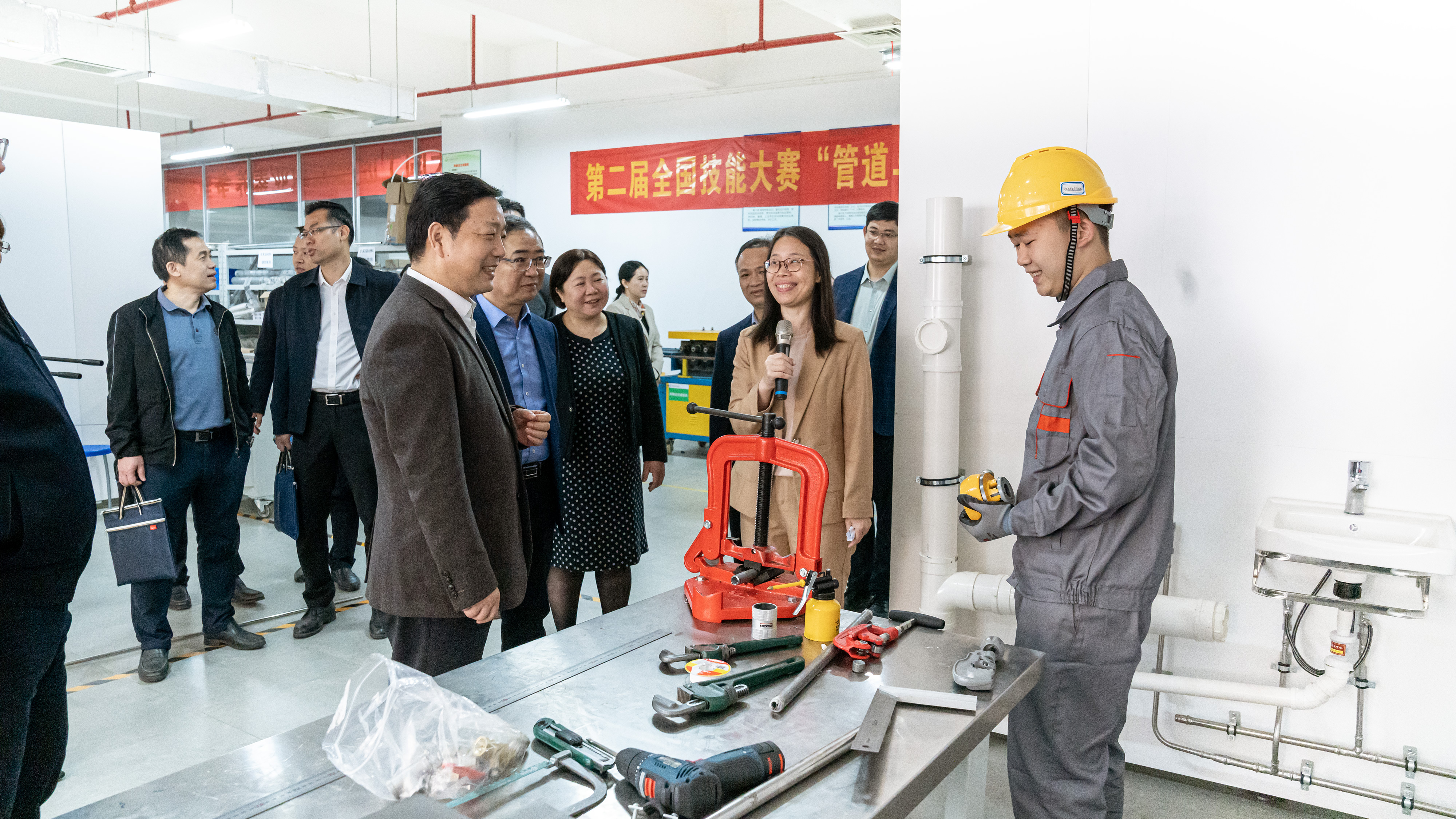 楊綠峰廳長參觀實訓基地并與師生親切交談