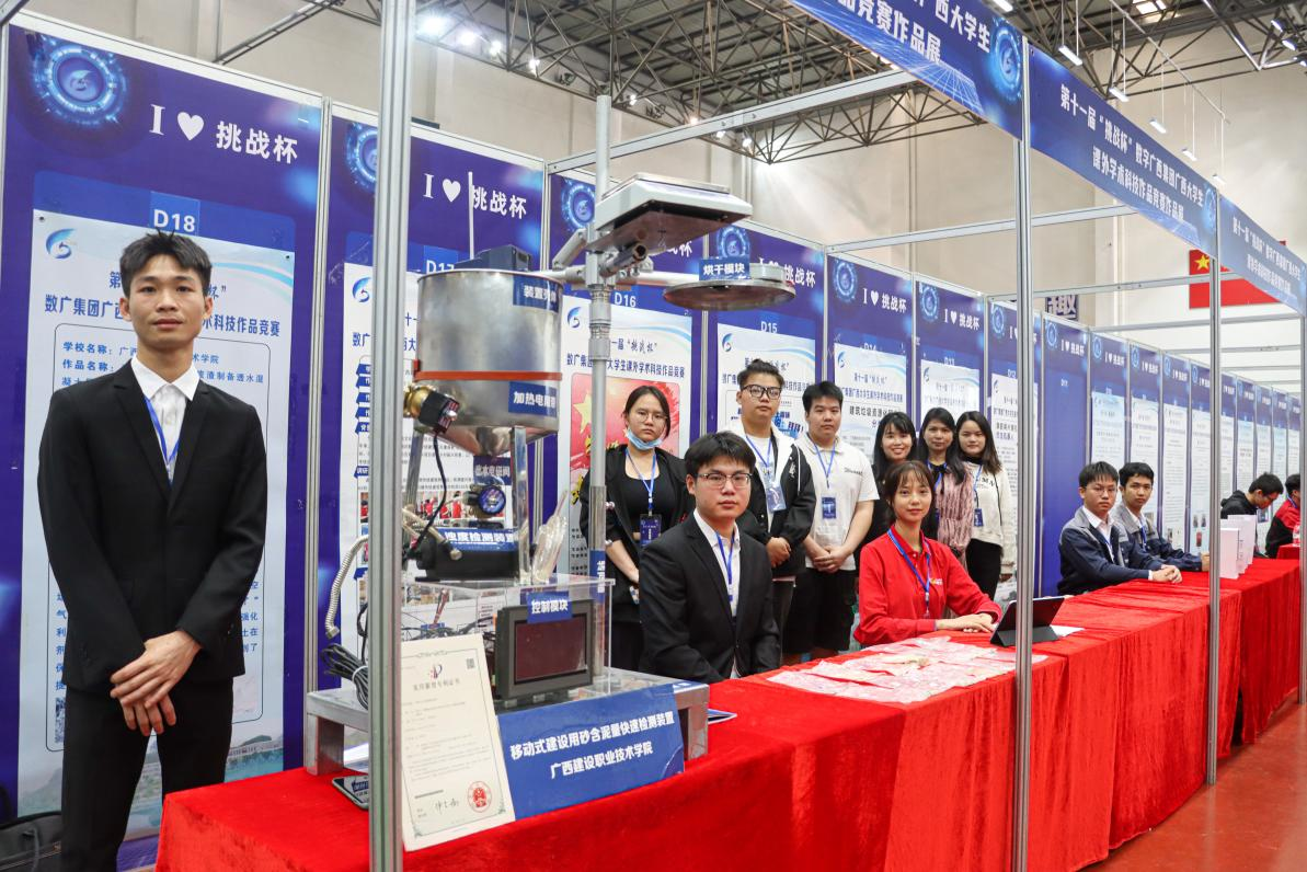 我校師生在區(qū)賽終審決賽項目作品展示現(xiàn)場