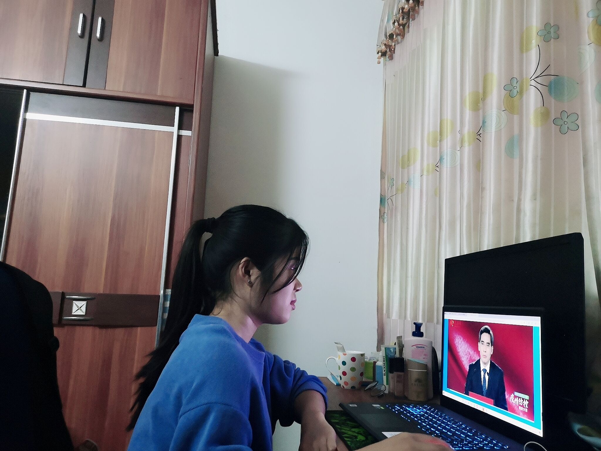 建院學(xué)子在線(xiàn)收看疫情防控思政大課并認(rèn)真做筆記