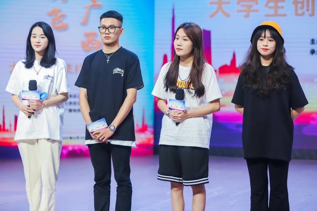 創(chuàng)業(yè)團(tuán)隊(duì)進(jìn)行現(xiàn)場(chǎng)答辯