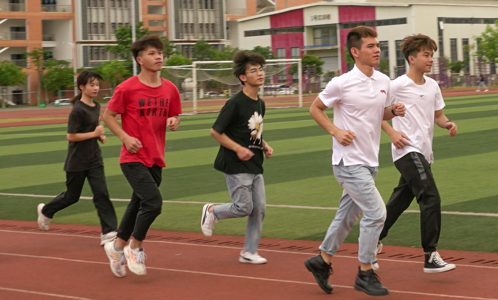 師生共同在操場跑步