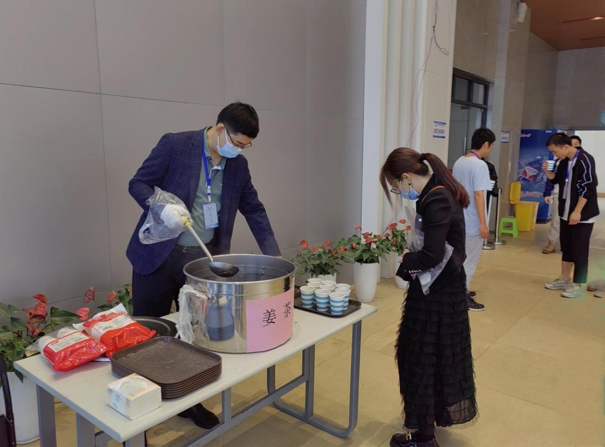 工作人員為參賽選手、裁判、志愿者精心準備了姜茶驅寒暖身