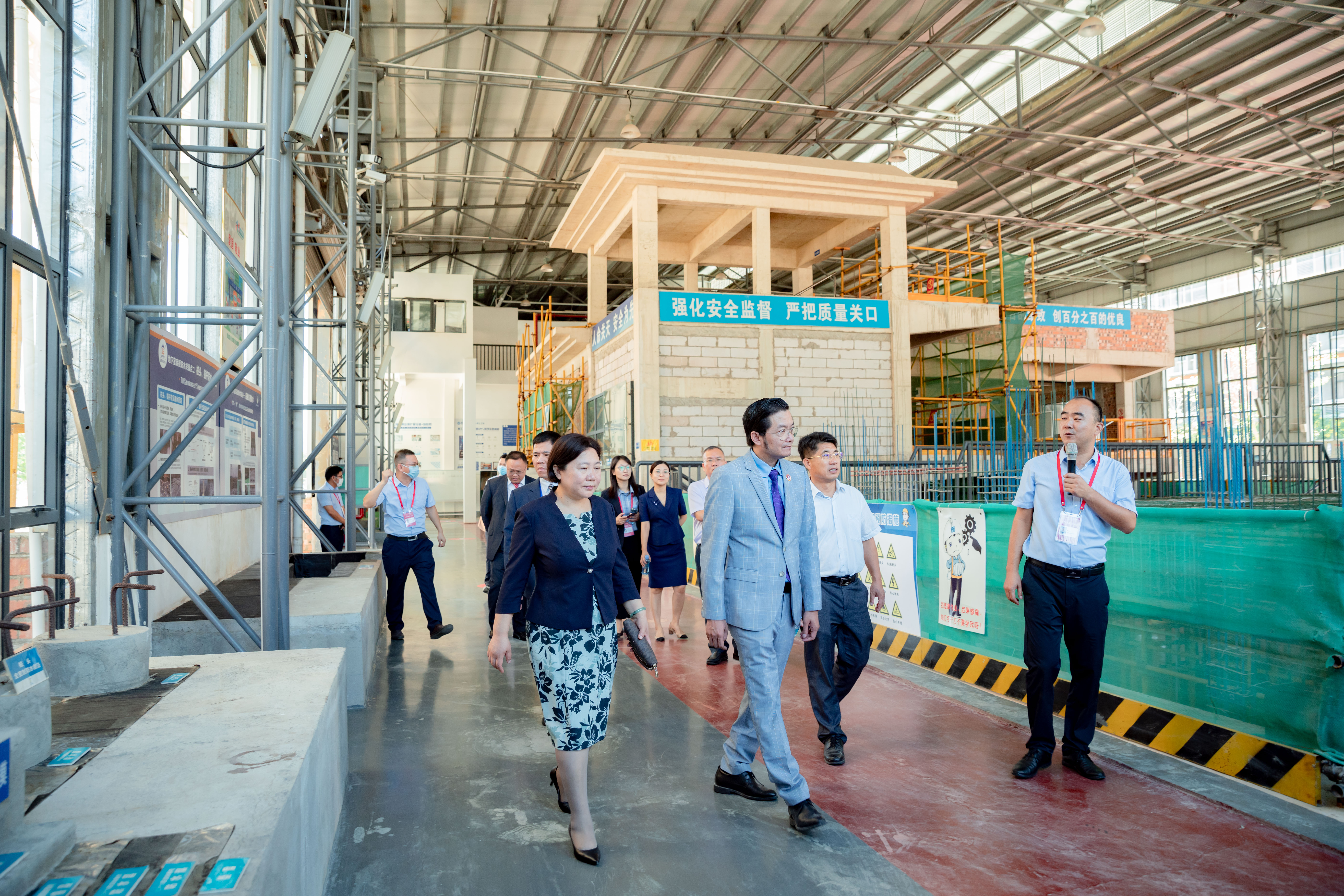 劉曉紅書記、伍耿清副院長陪同杜南忠總領事一行參觀我校1號實訓大棚