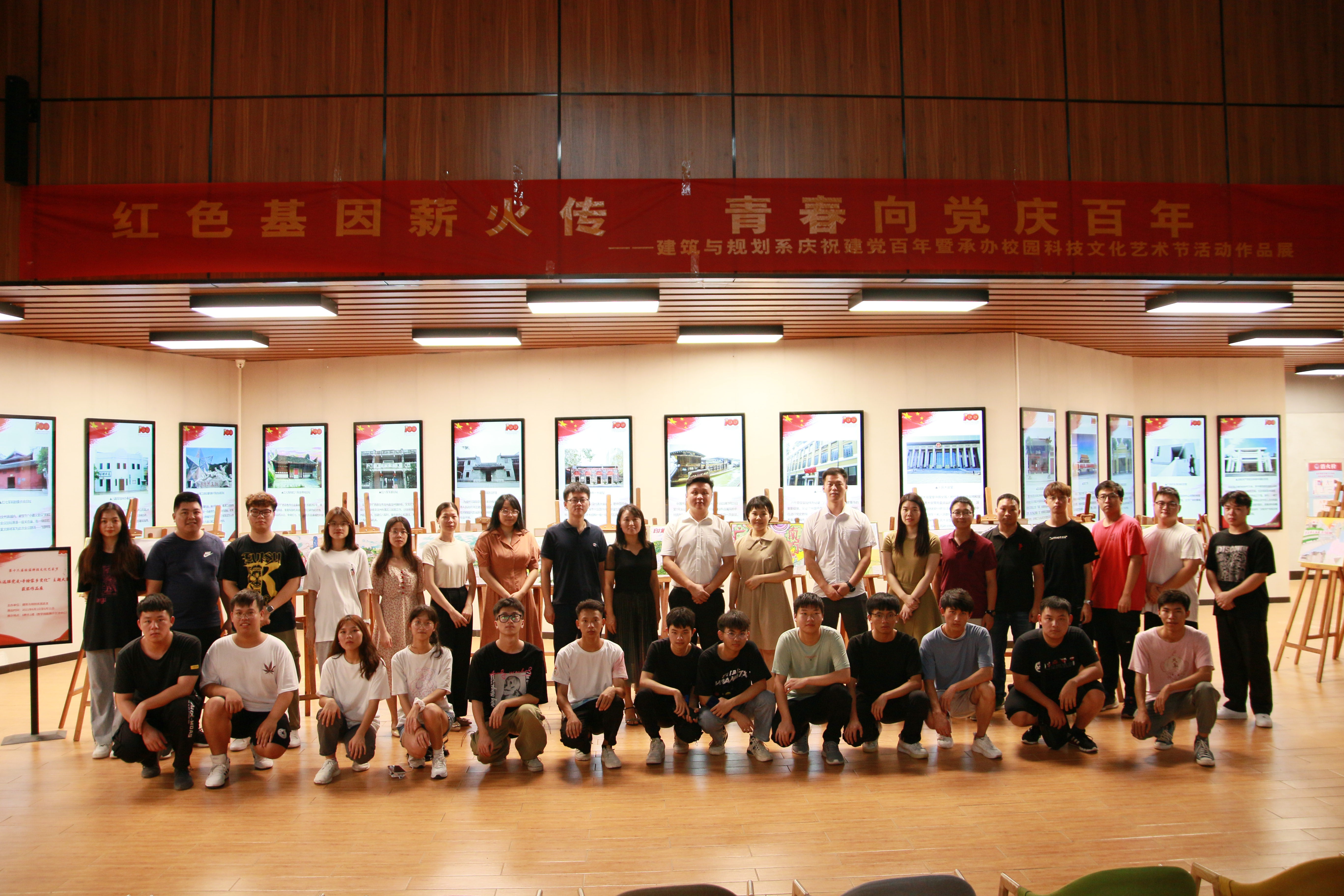 部分觀展師生合影