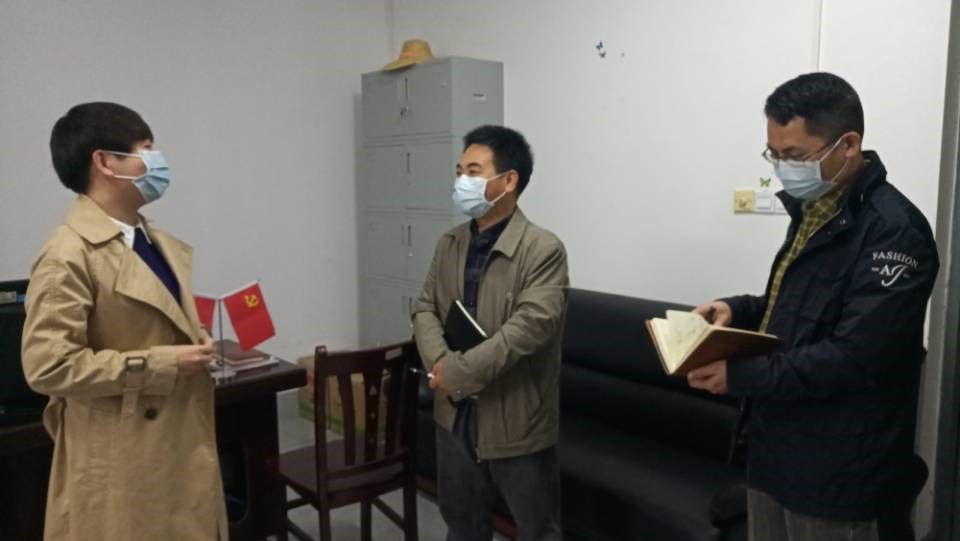 紀(jì)委書記唐東升到學(xué)校職能部門了解在崗人員值班情況