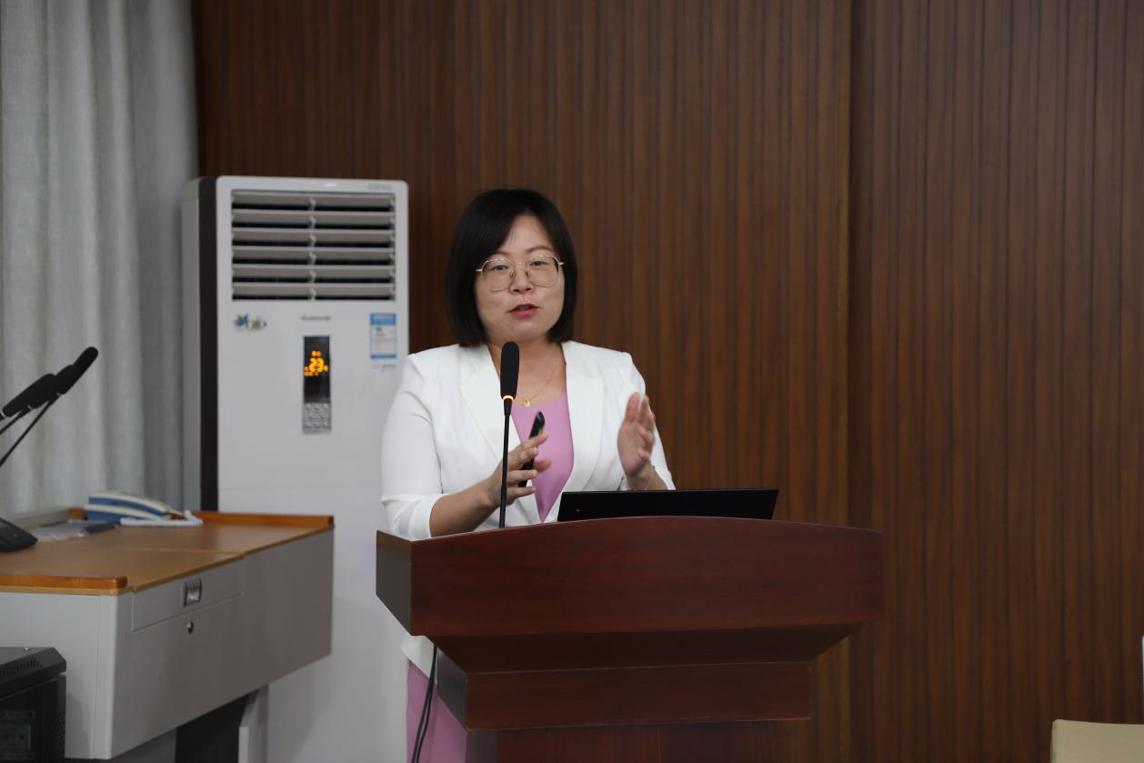 甘麒燕副教授在磨課會(huì)上說(shuō)課