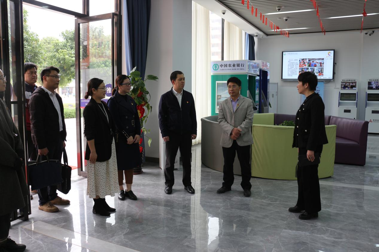 參觀一站式服務(wù)中心