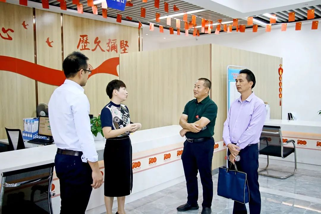 安職院一行參觀我校一站式服務中心