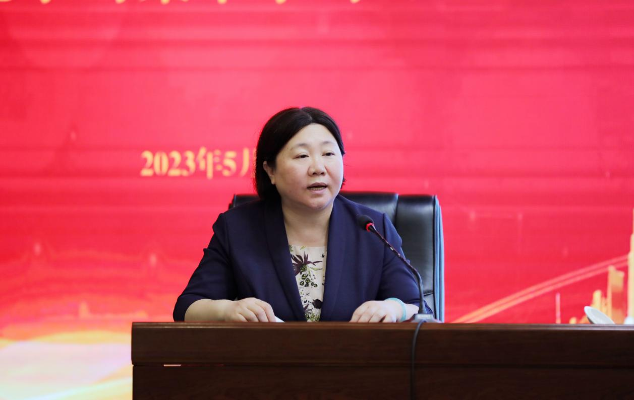 學(xué)校黨委書記劉曉紅主持會議