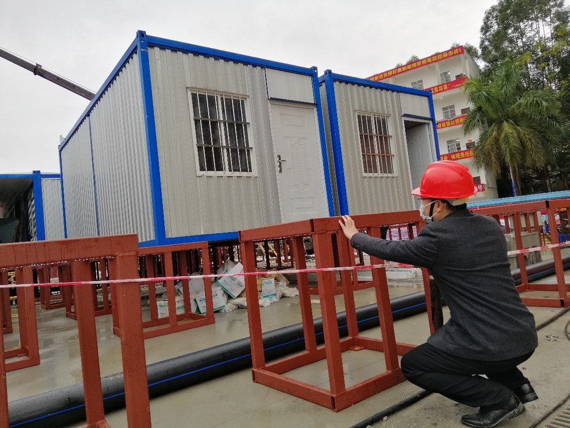 李嘉鴻老師進行箱式板房就位安裝，對中調校