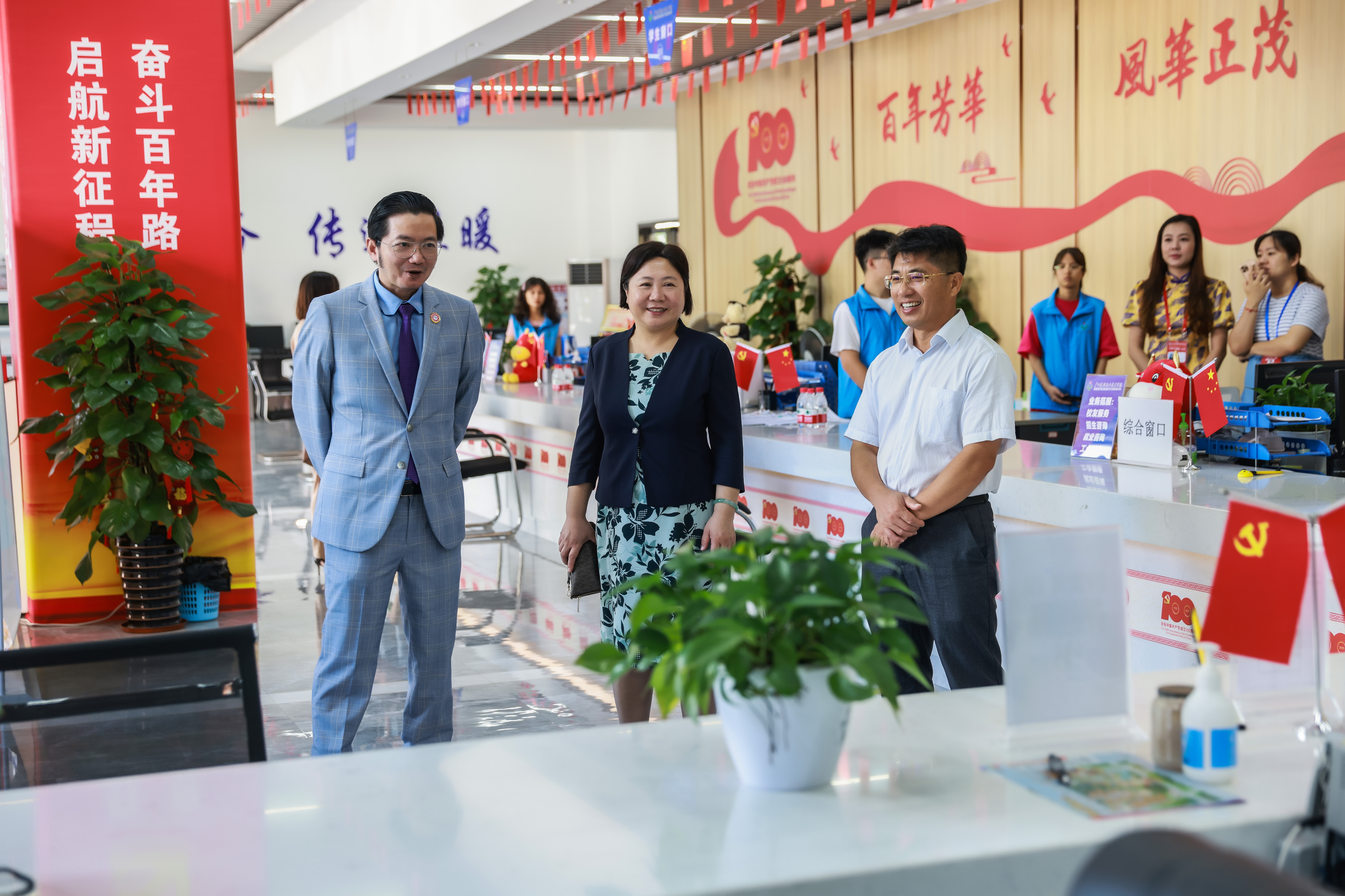 劉曉紅書記、伍耿清副院長陪同杜南忠總領事一行參觀我校“一站式”服務中心