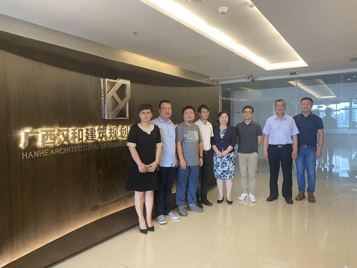 走訪企業(yè)合影