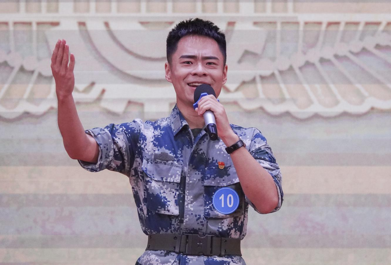 柳州工學院學生王重天以《青春的選擇》為題講述新時代大學生投身國防的故事