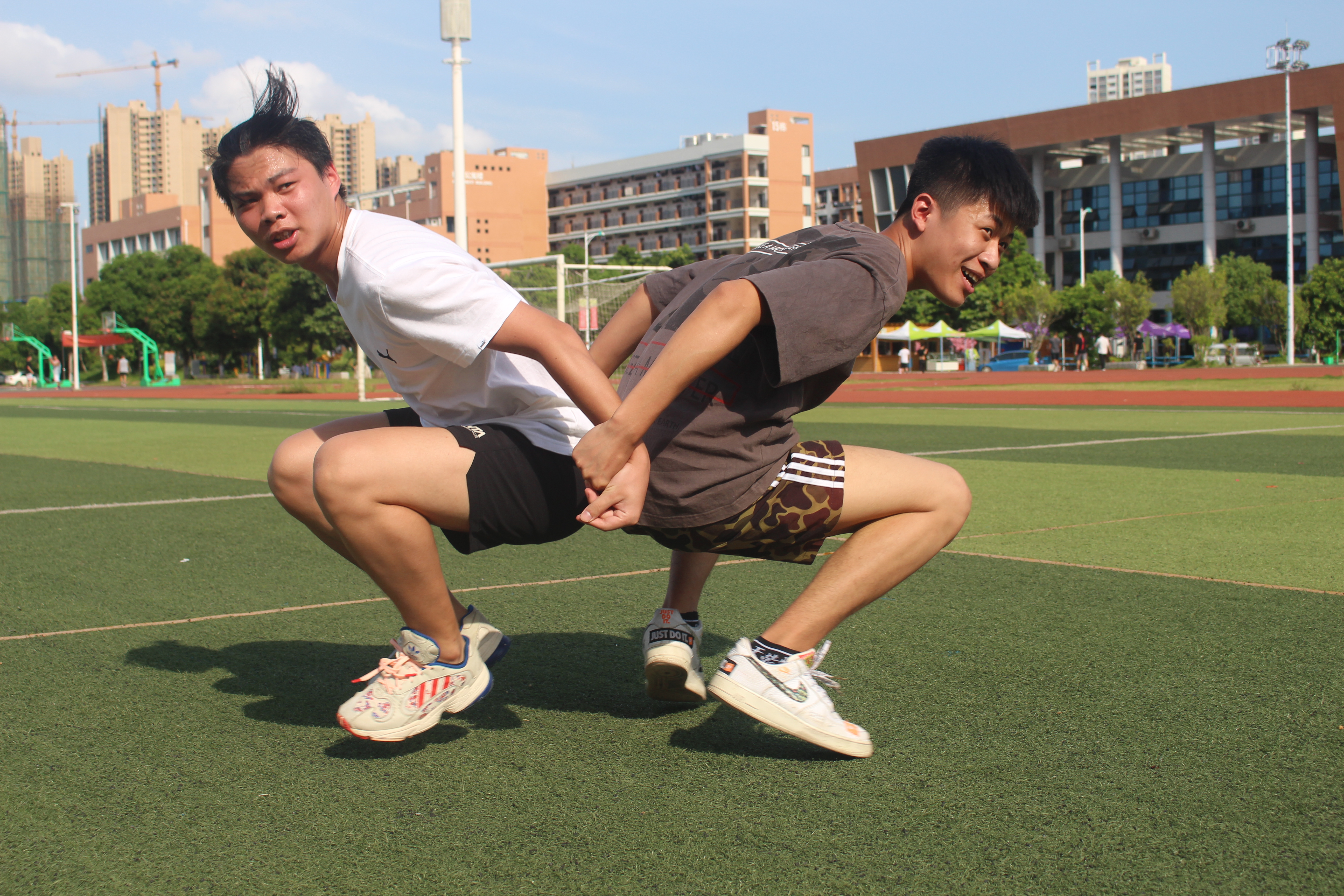 趣味橫生的“蹲跳接力”運動