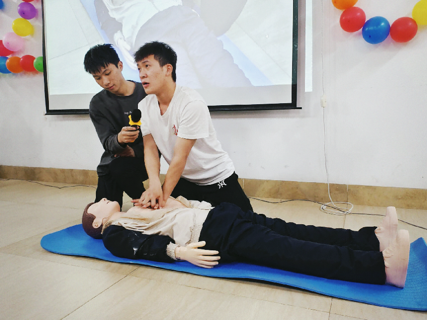 學(xué)生代表向現(xiàn)場師生講授心肺復(fù)蘇急救知識傳遞“互助”精神