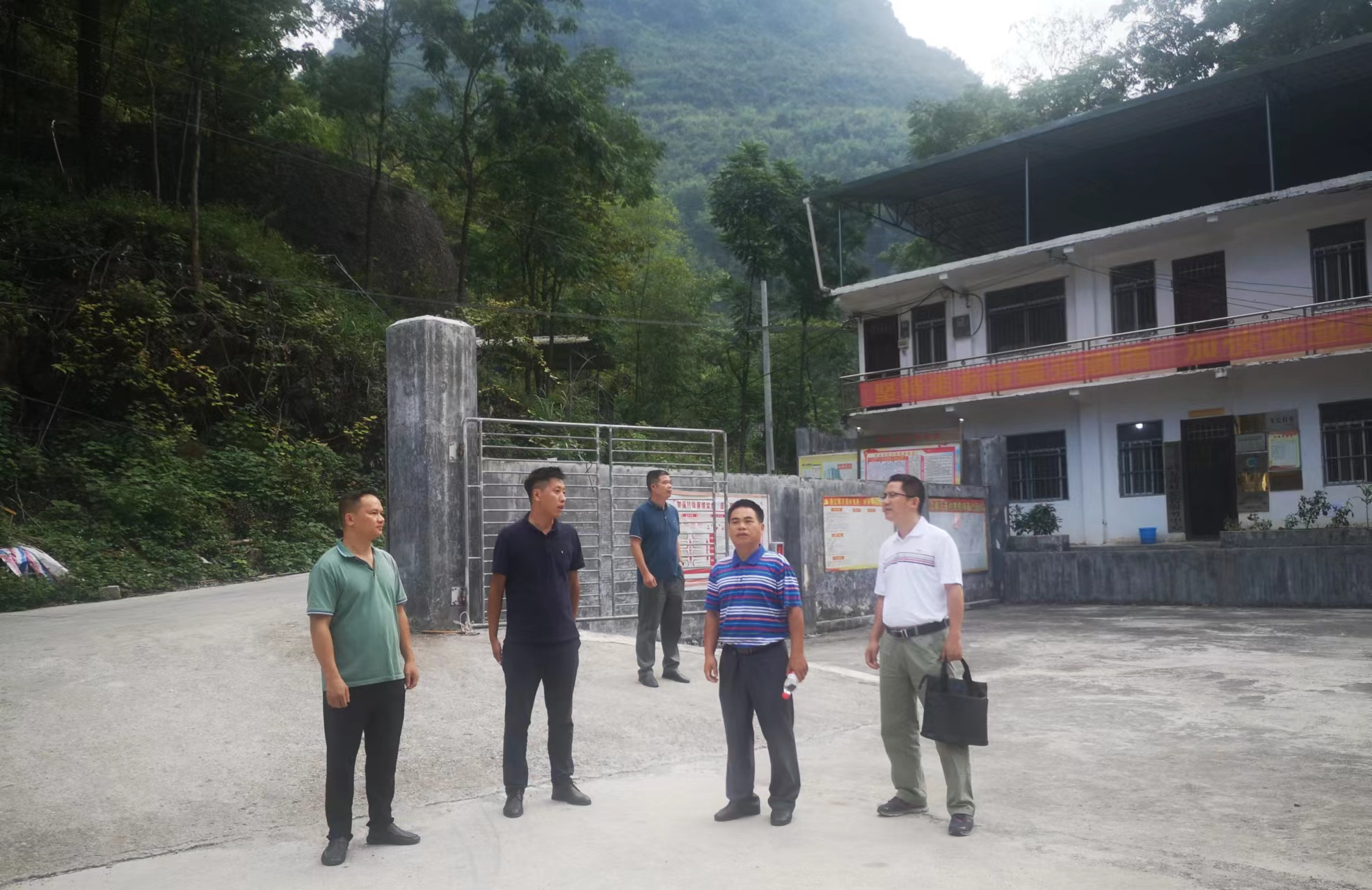 檢查組實地走訪萬茂村鄉村振興建設項目