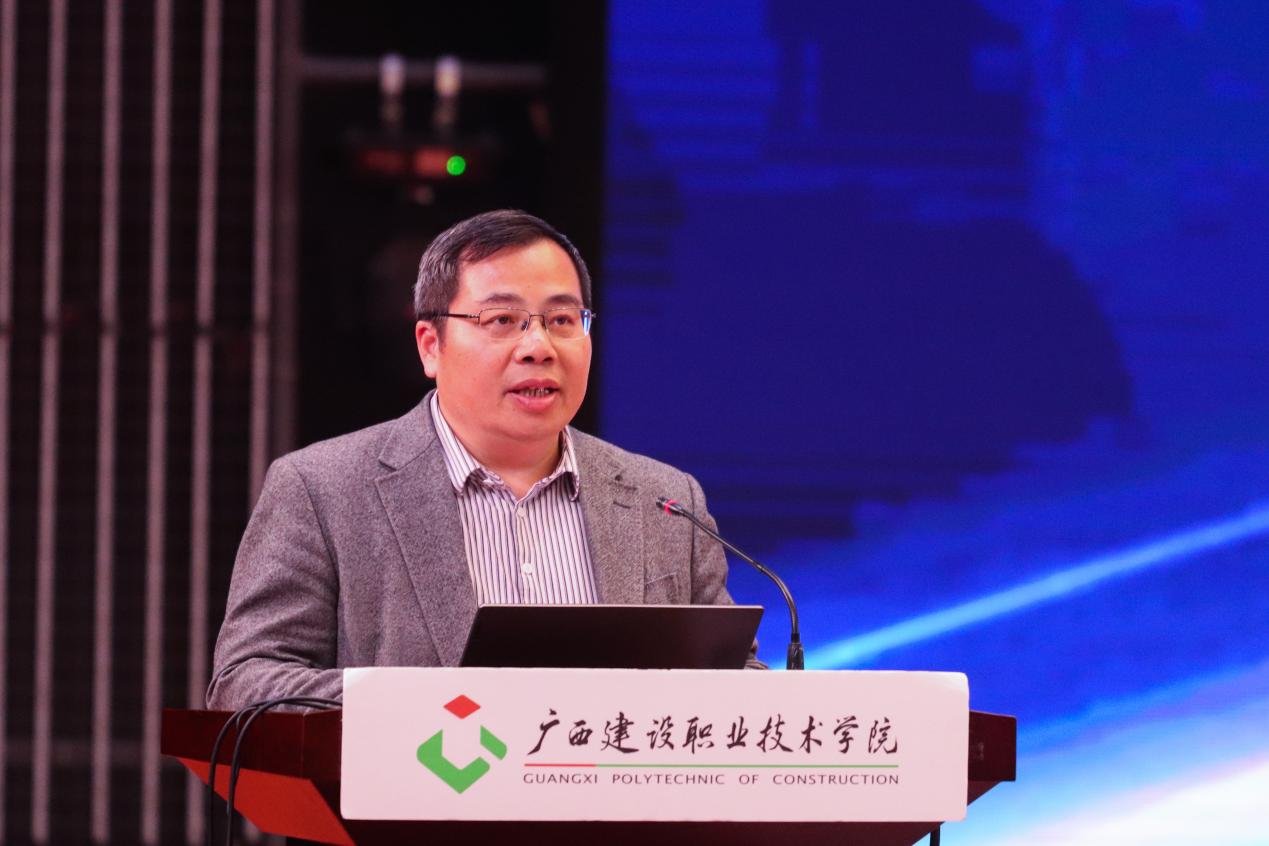 廣西高等教育學會職業院校信息化教學專業委員會理事長、廣西職業技術學院校長梁裕教授作2022年廣西職業院校教師教學技能大賽 總結報告