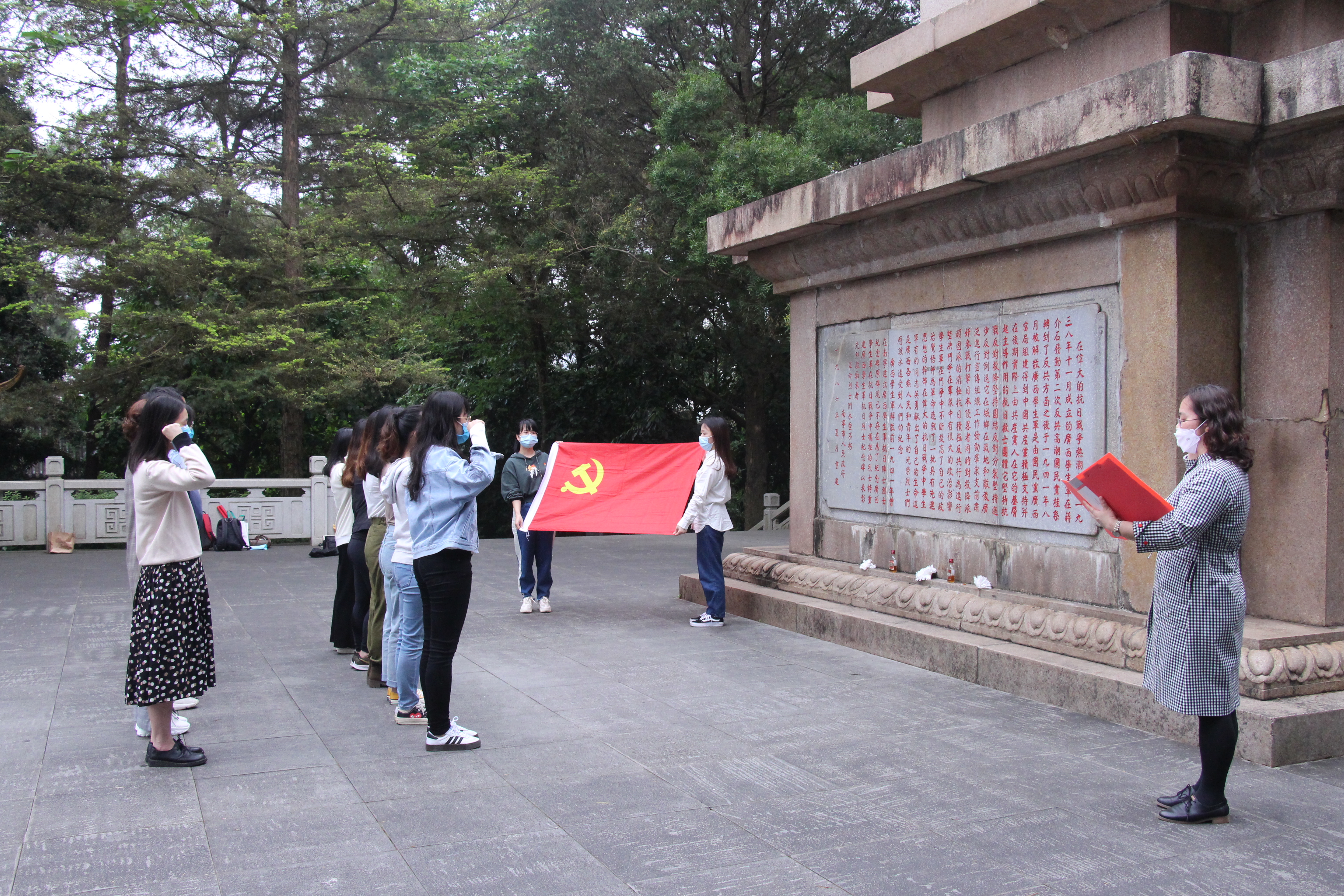 系黨總支書記侯文淑老師帶領(lǐng)黨員們重溫入黨誓詞