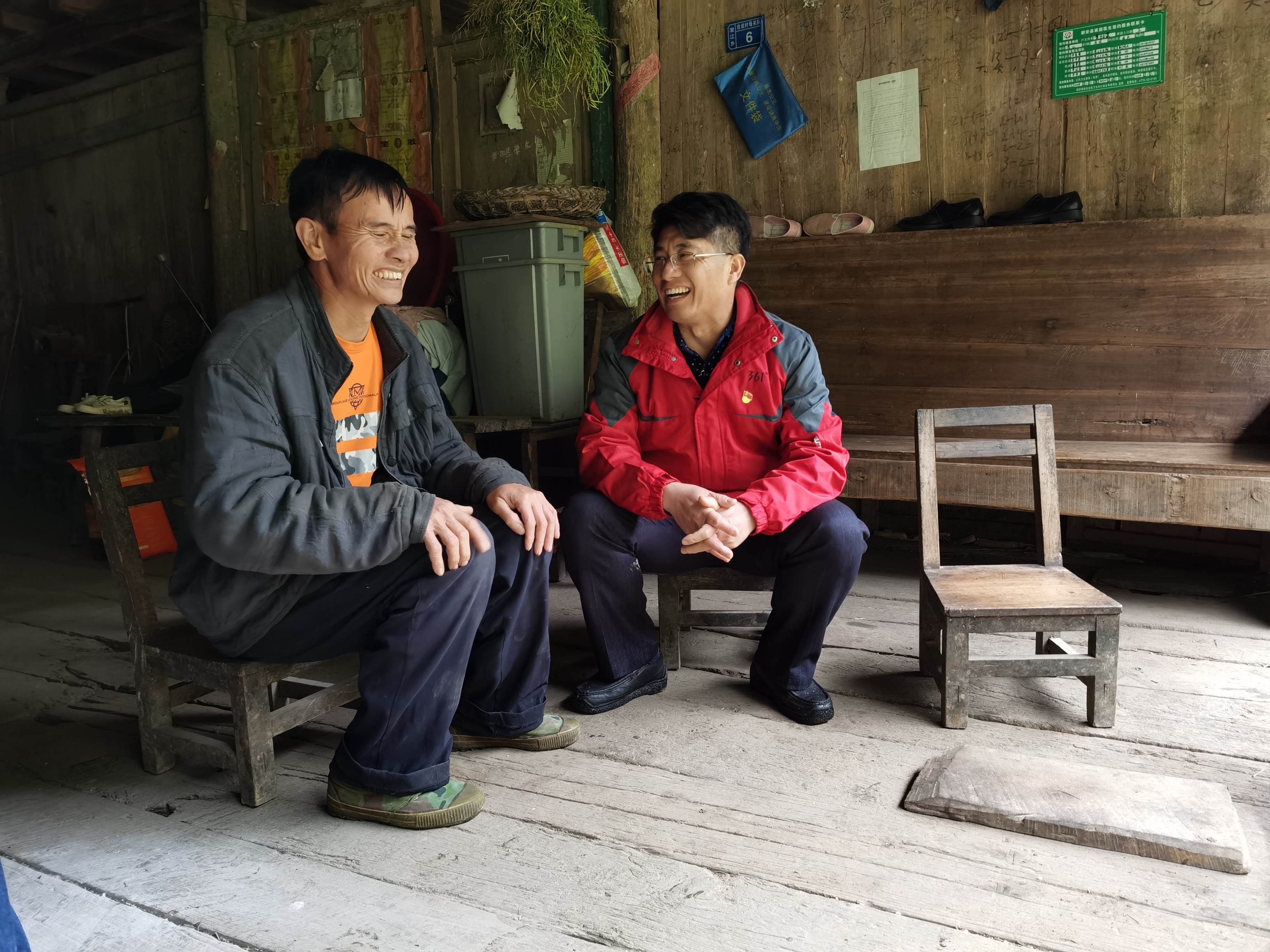 伍耿清副院長與幫扶對象親切交談