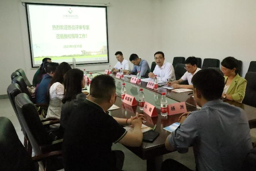 柏挺副校長(zhǎng)與評(píng)委深入交流