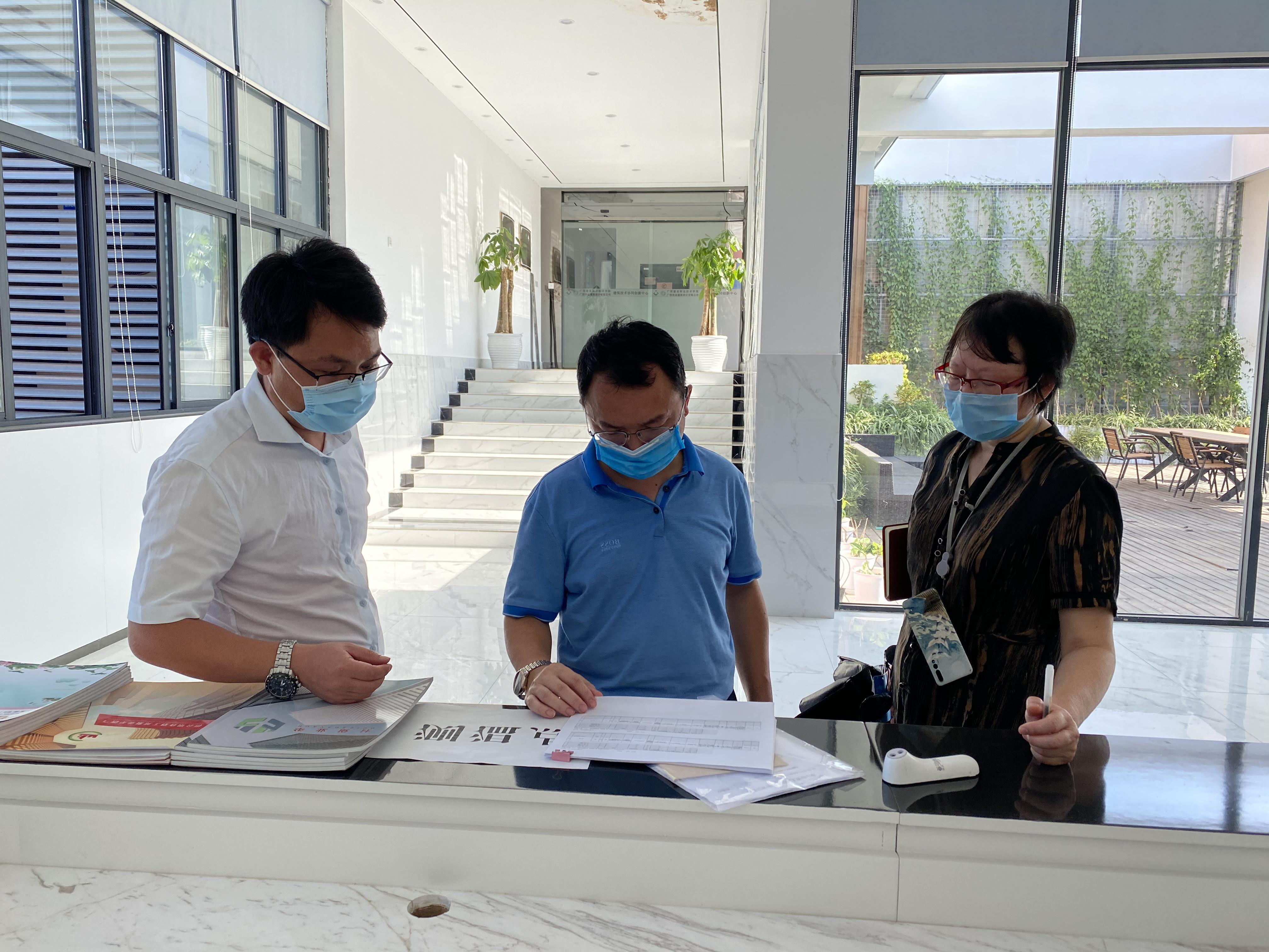 駐校企業(yè)負責人向謝東副院長介紹疫情防控情況