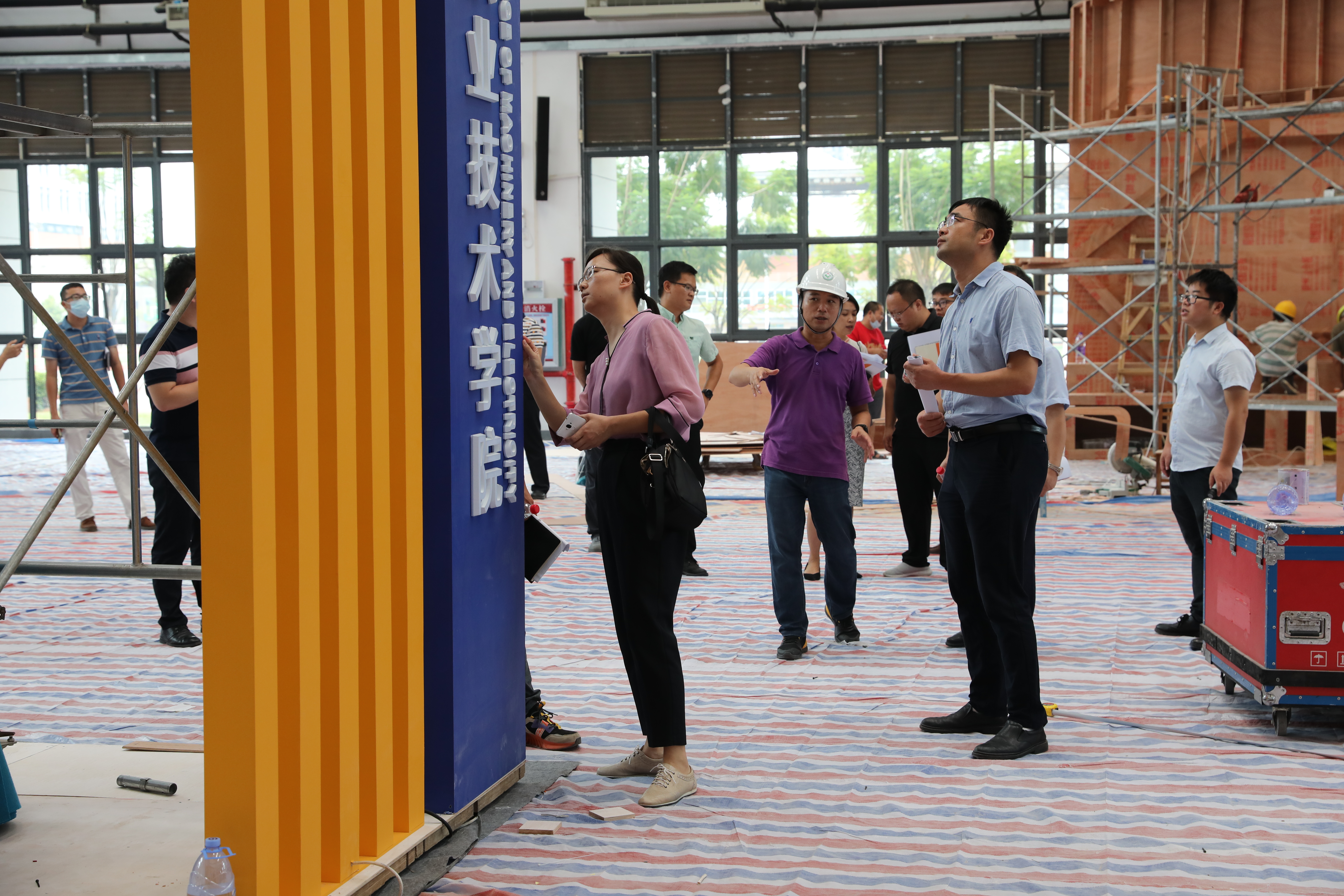 與會人員到場館進行實地調研