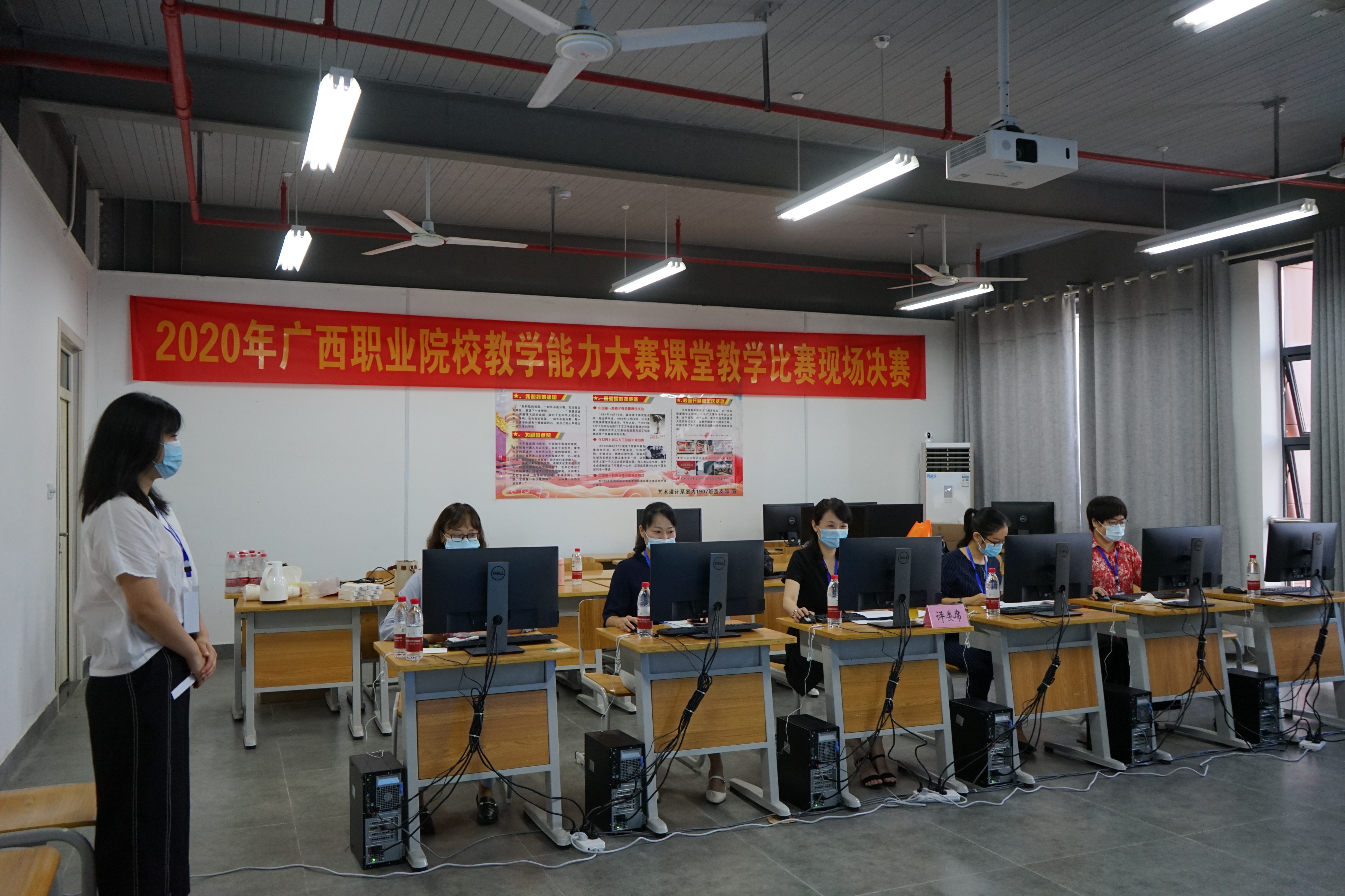 評委們嚴格按照評分標準對參賽選手表現和準備進行打分