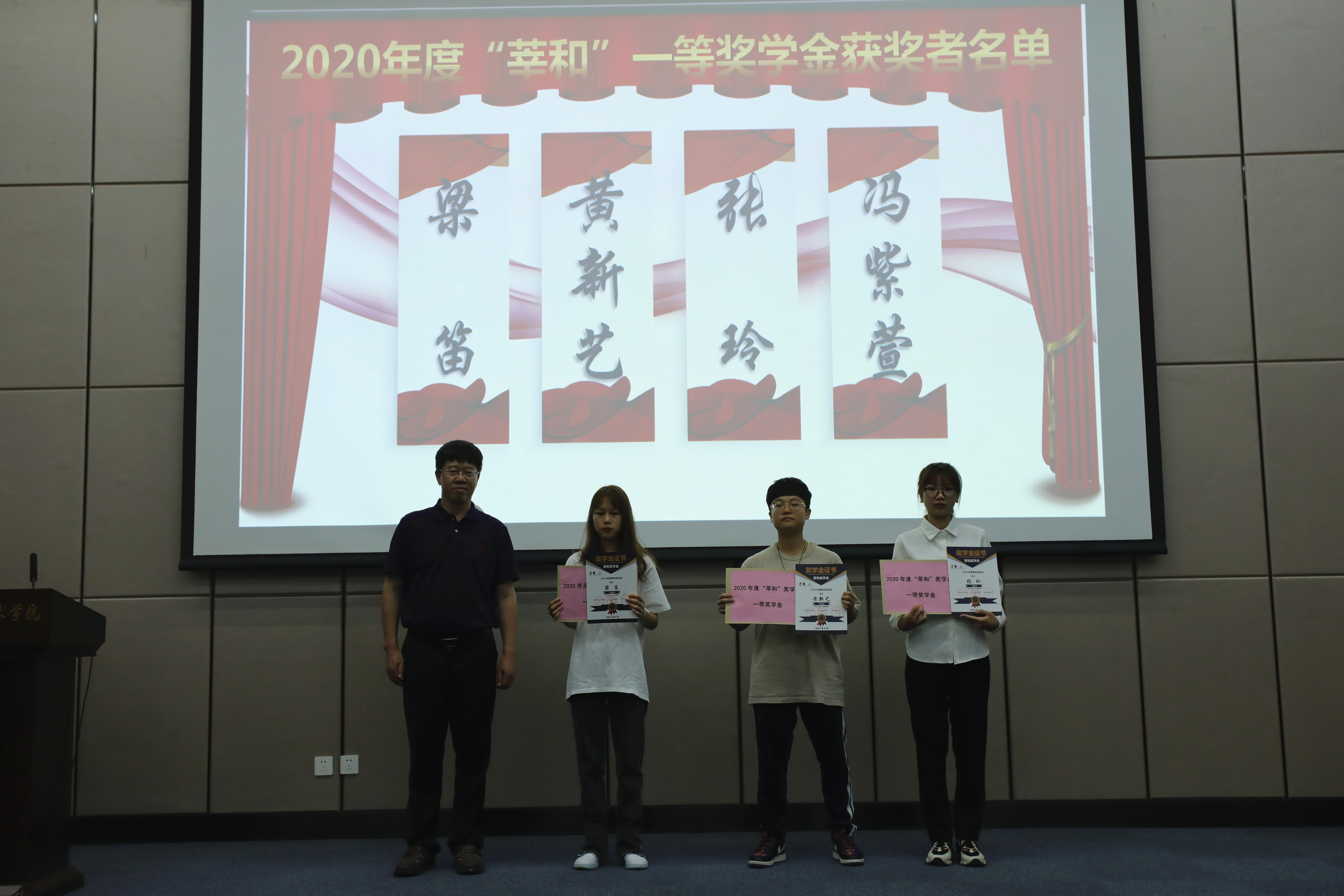 張永董事長為獲獎學生頒獎