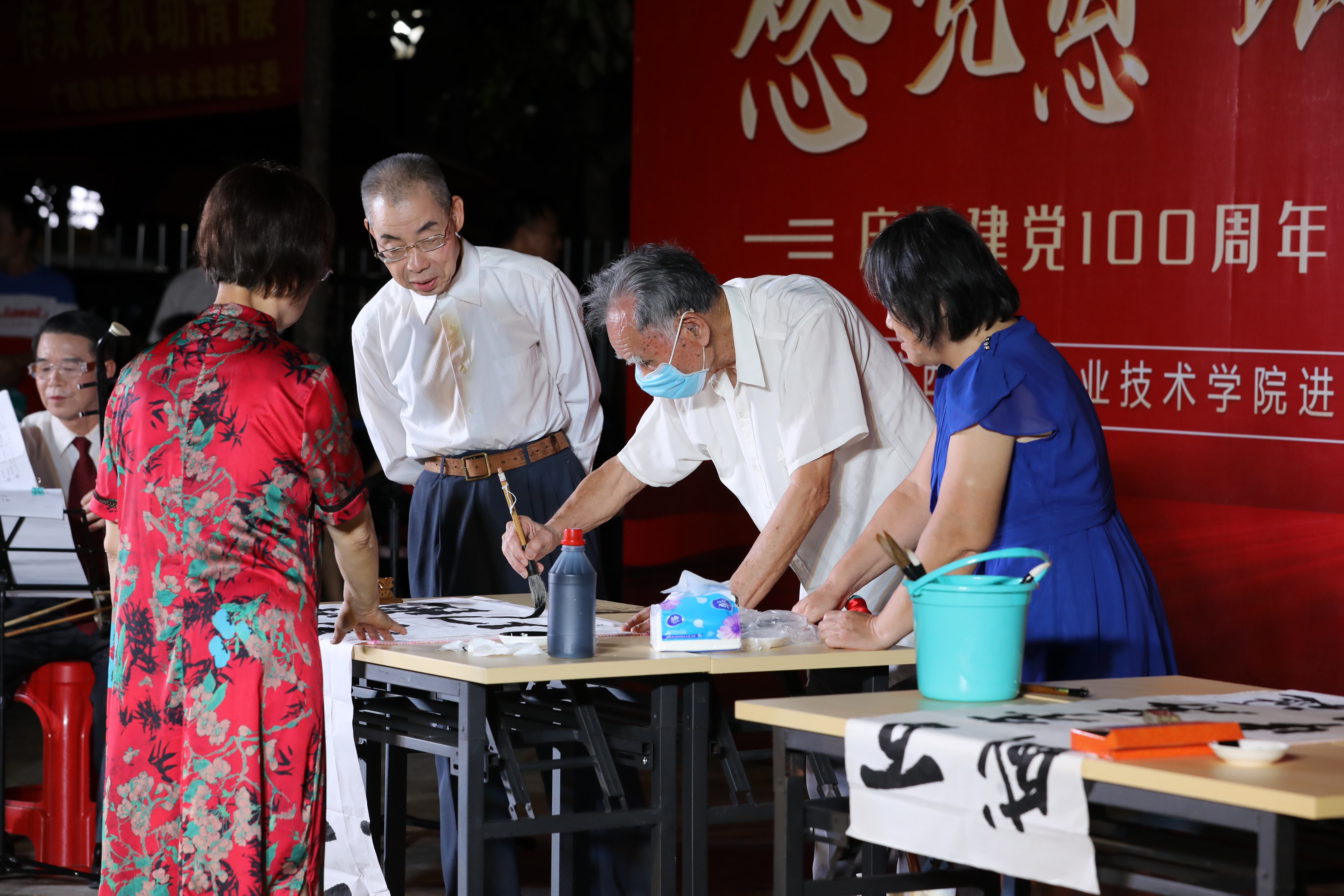 93歲老黨員現場揮毫潑墨