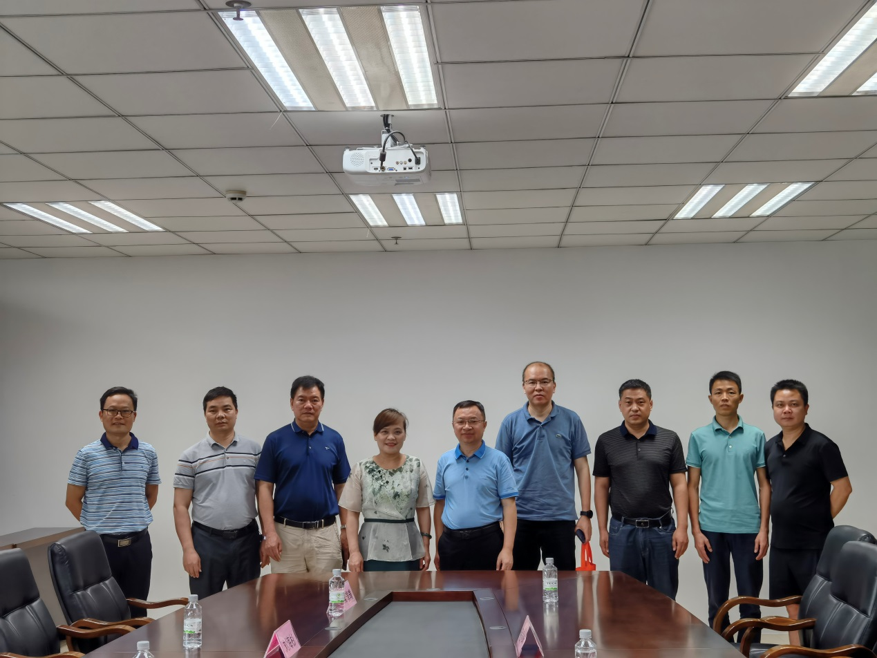 謝東副校長(zhǎng)一行與廣西壯族自治區(qū)建筑工程質(zhì)量檢測(cè)中心領(lǐng)導(dǎo)合影