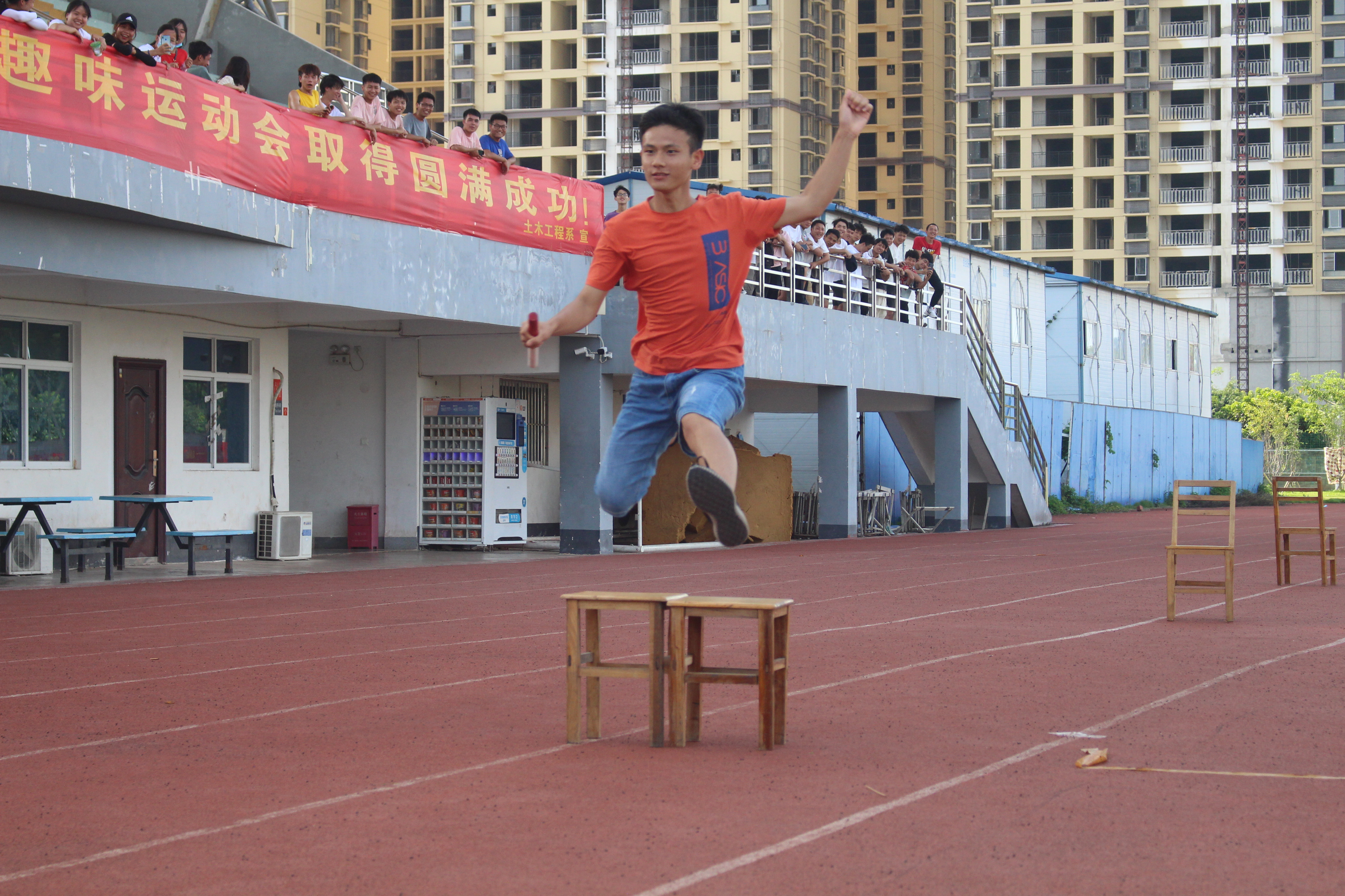 運動員飛奔的身影