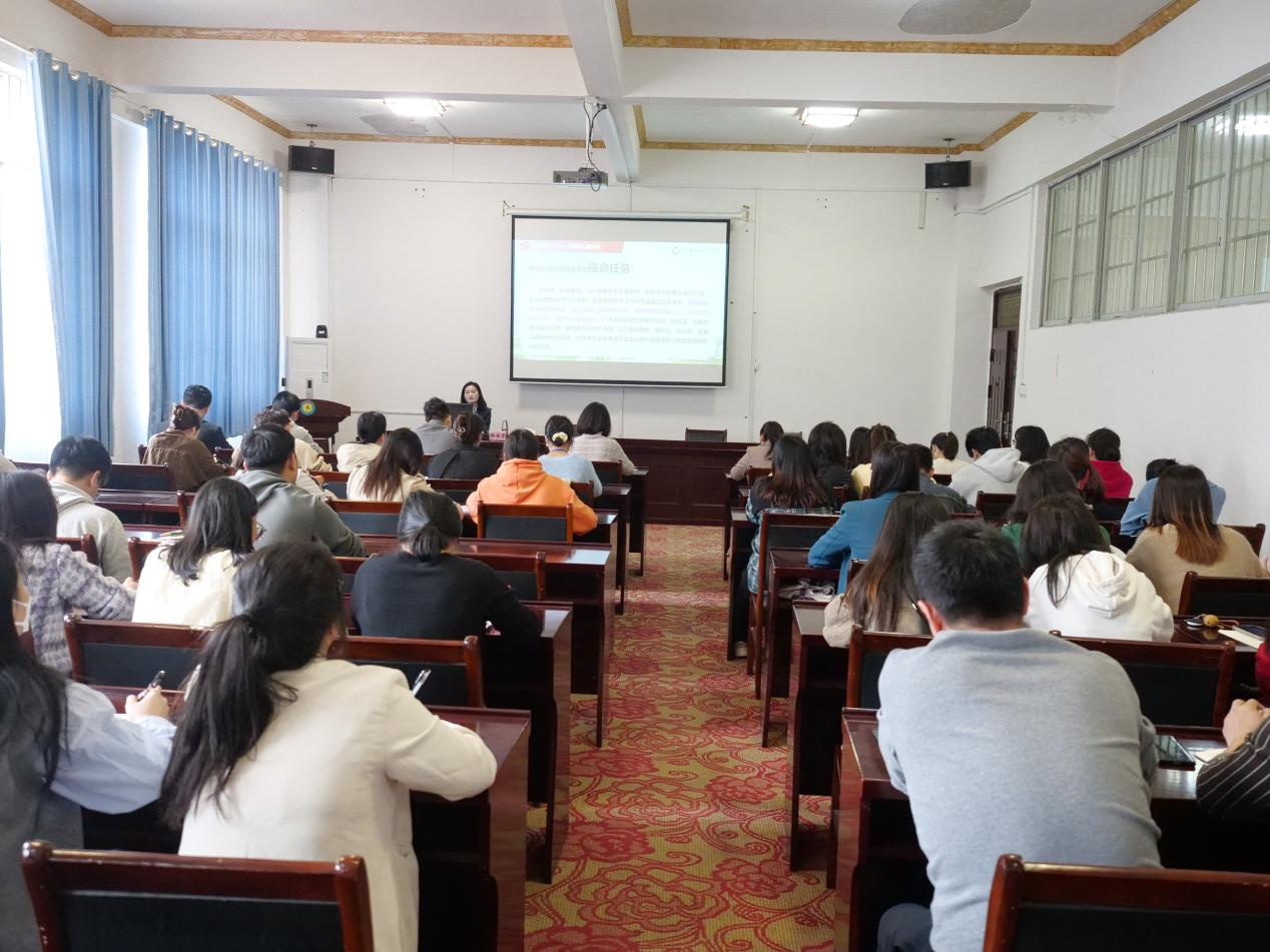郭海棠副教授在廣西工程職業學院的宣講活動現場
