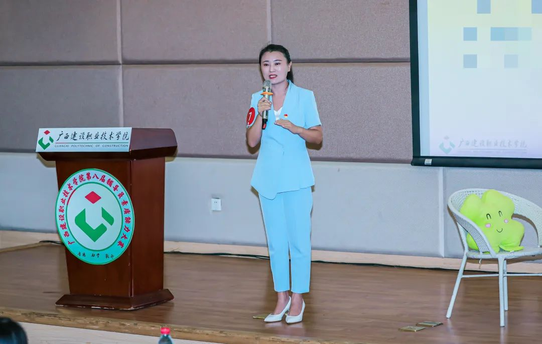 選手回答評(píng)委提出的問題