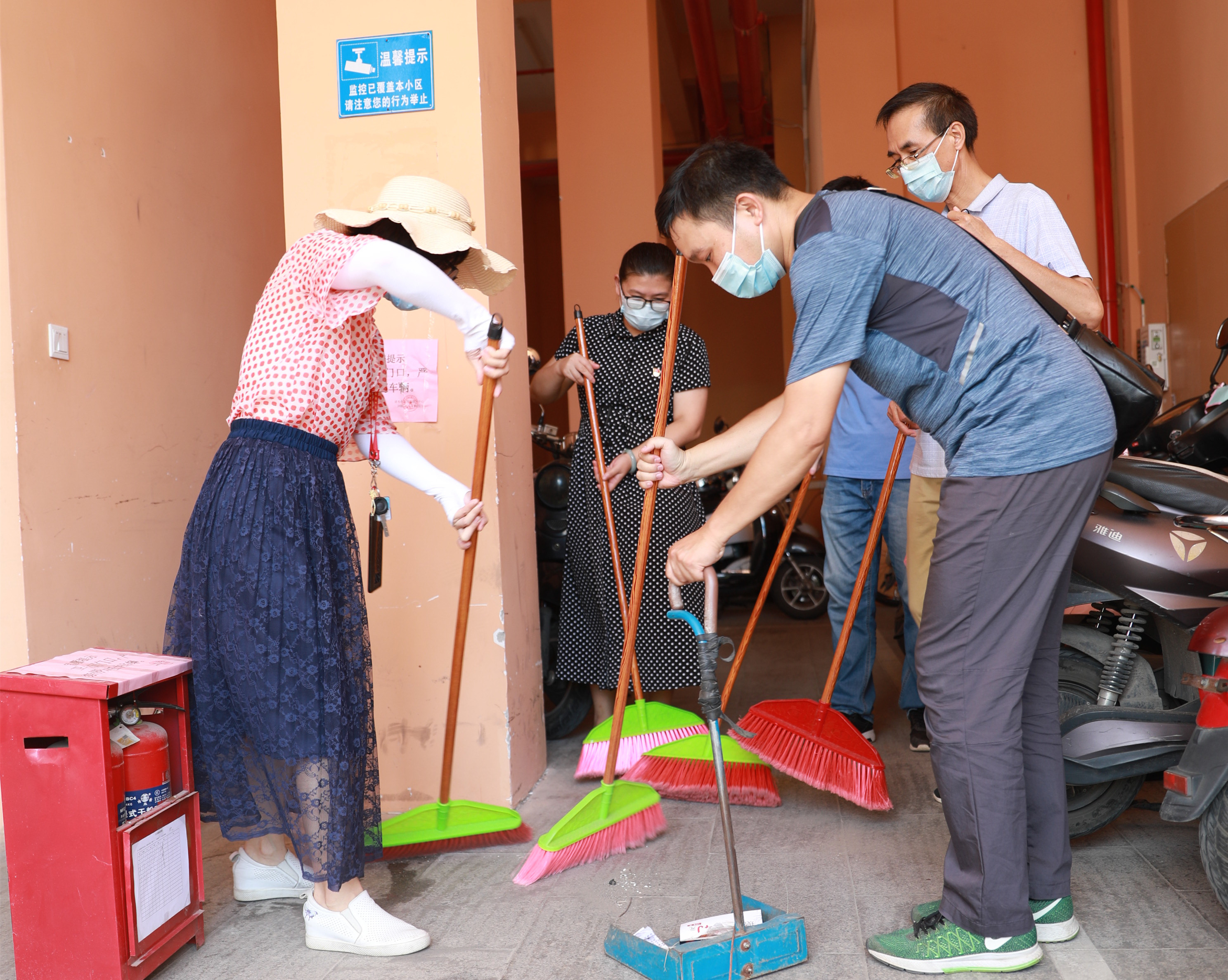 志愿者們正在清理垃圾