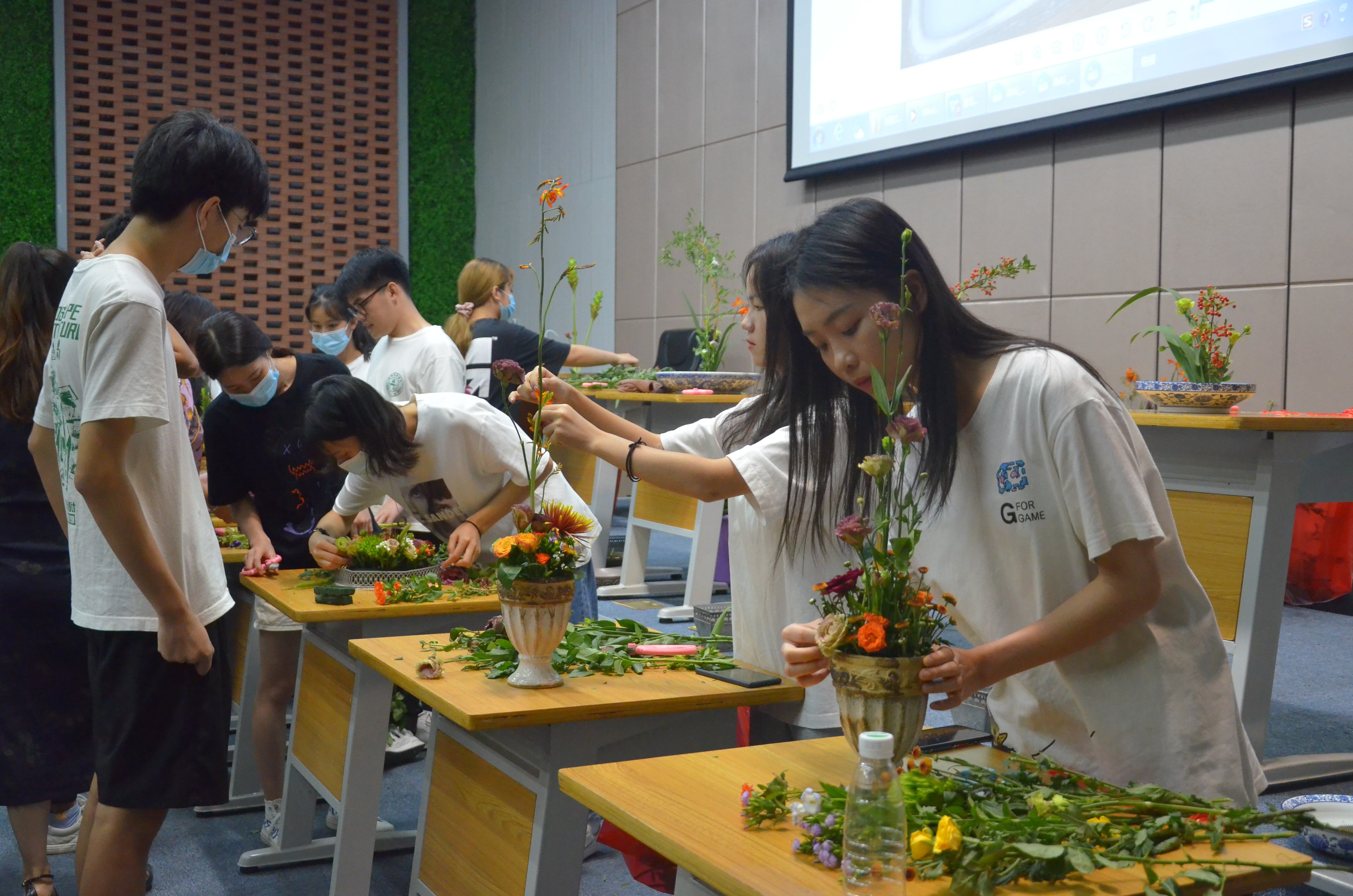 師生現(xiàn)場插花互動