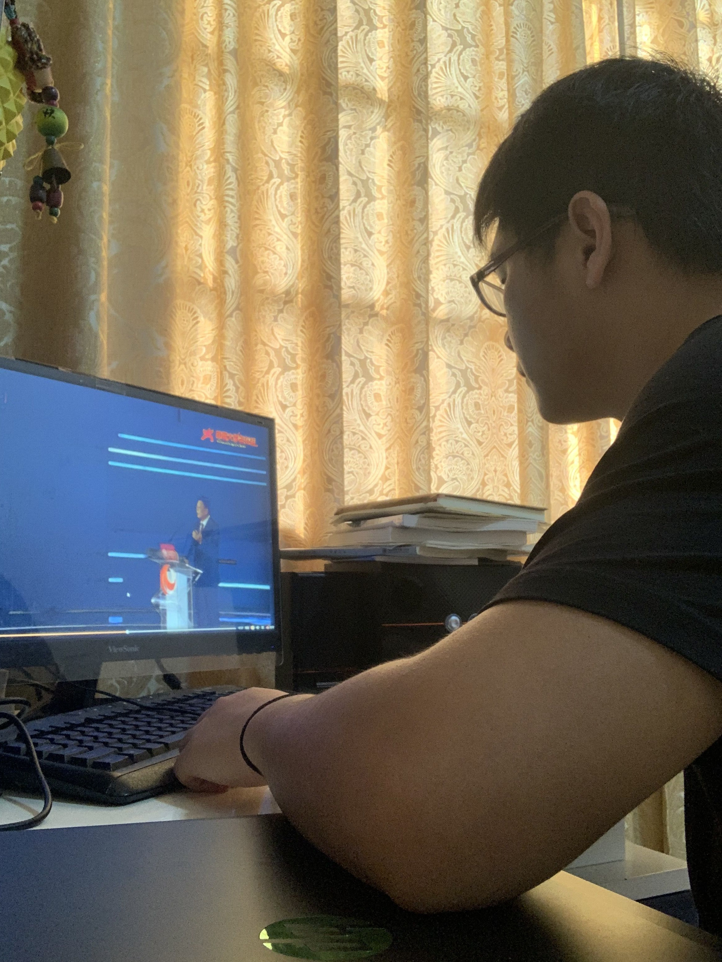 建院學(xué)子在線(xiàn)收看疫情防控思政大課并認(rèn)真做筆記