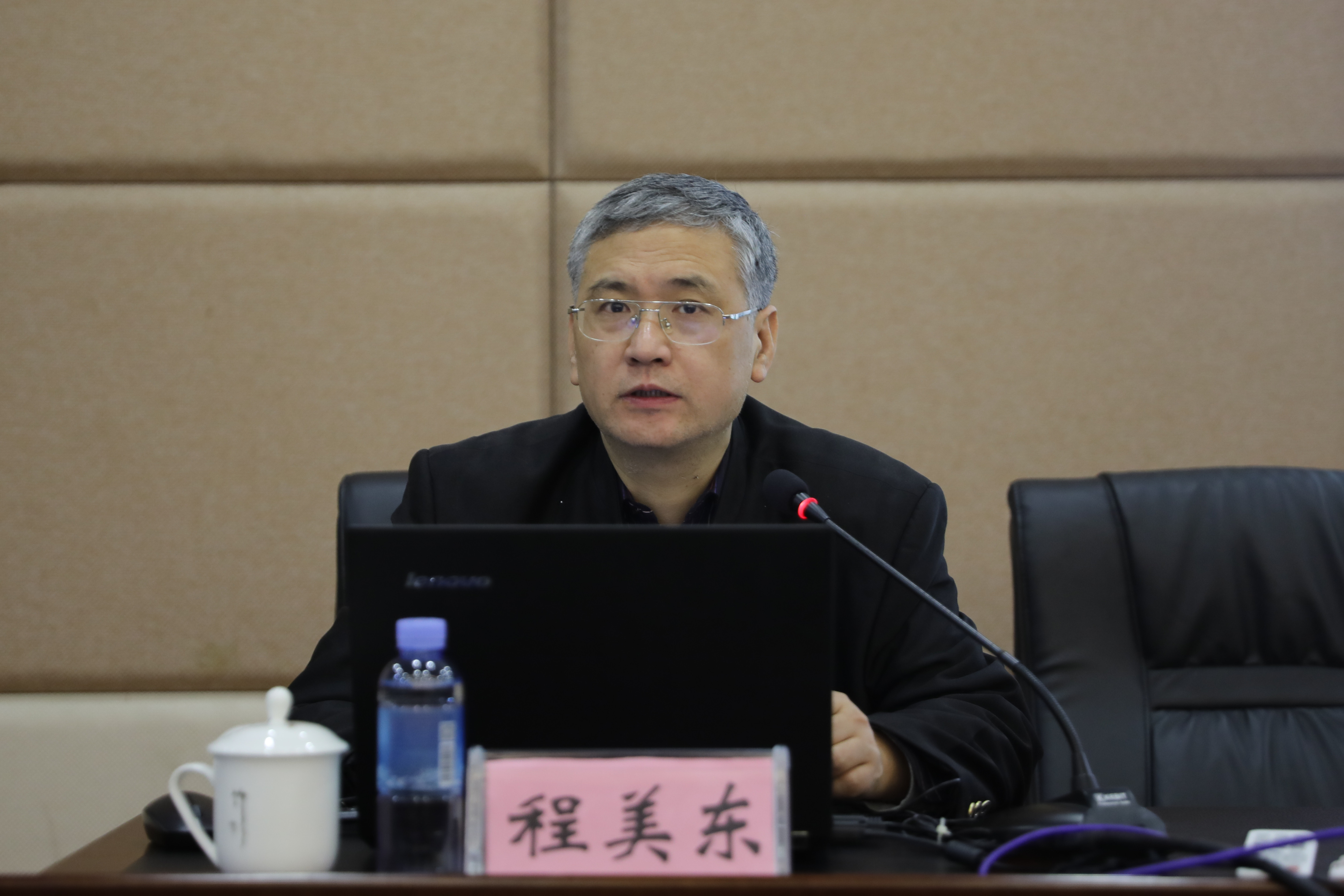 教育部高校思想政治理論課高職高專分教指委副主任委員、北京大學(xué)馬克思主義學(xué)院教授、中國化馬克思主義發(fā)展研究中心首席專家程美東教授作報(bào)告